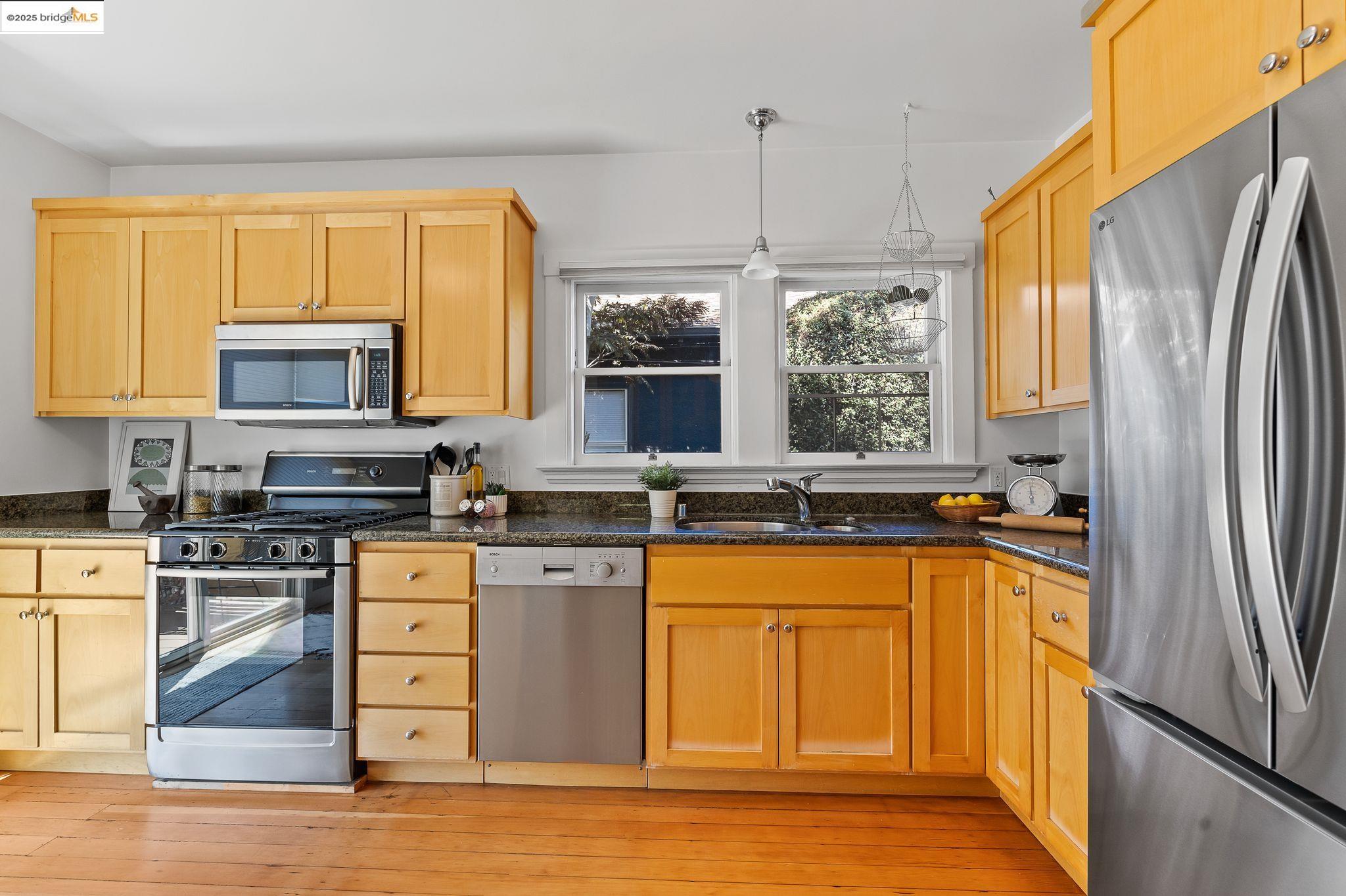 Detail Gallery Image 23 of 60 For 393 43rd St, Oakland,  CA 94609 - 2 Beds | 1 Baths