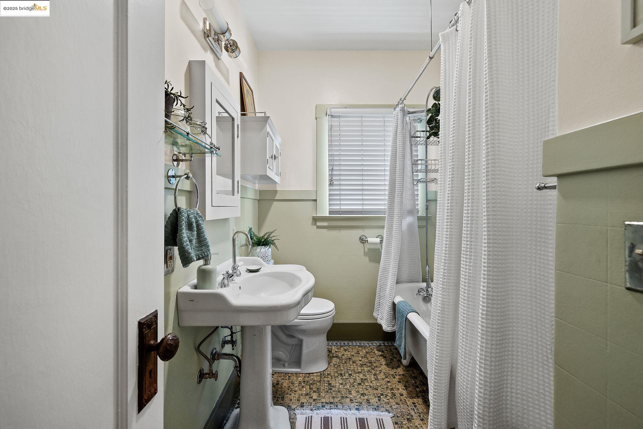 Detail Gallery Image 32 of 60 For 393 43rd St, Oakland,  CA 94609 - 2 Beds | 1 Baths