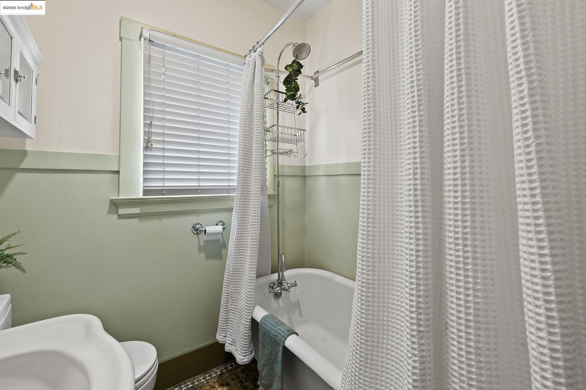Detail Gallery Image 33 of 60 For 393 43rd St, Oakland,  CA 94609 - 2 Beds | 1 Baths