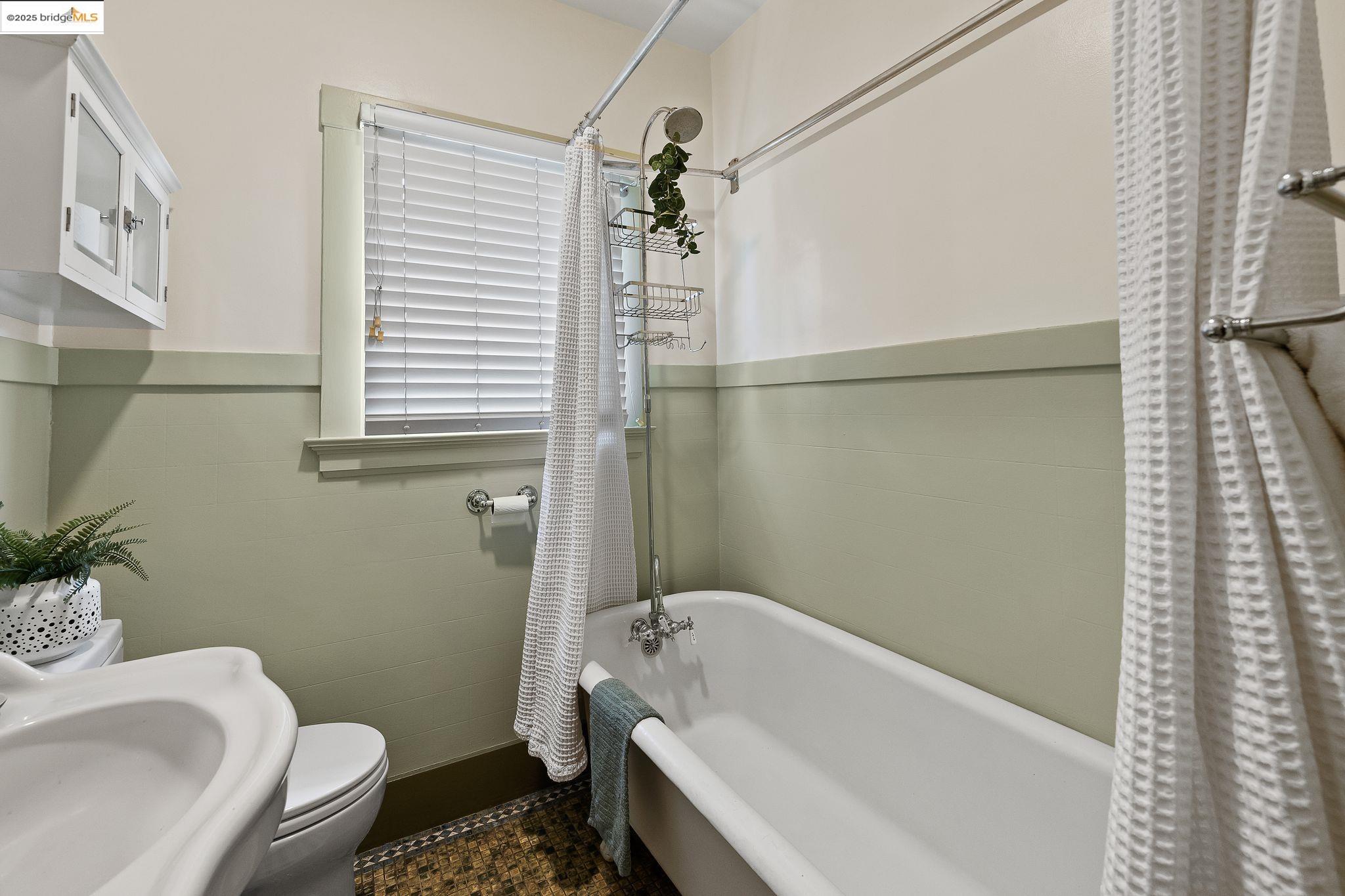 Detail Gallery Image 34 of 60 For 393 43rd St, Oakland,  CA 94609 - 2 Beds | 1 Baths