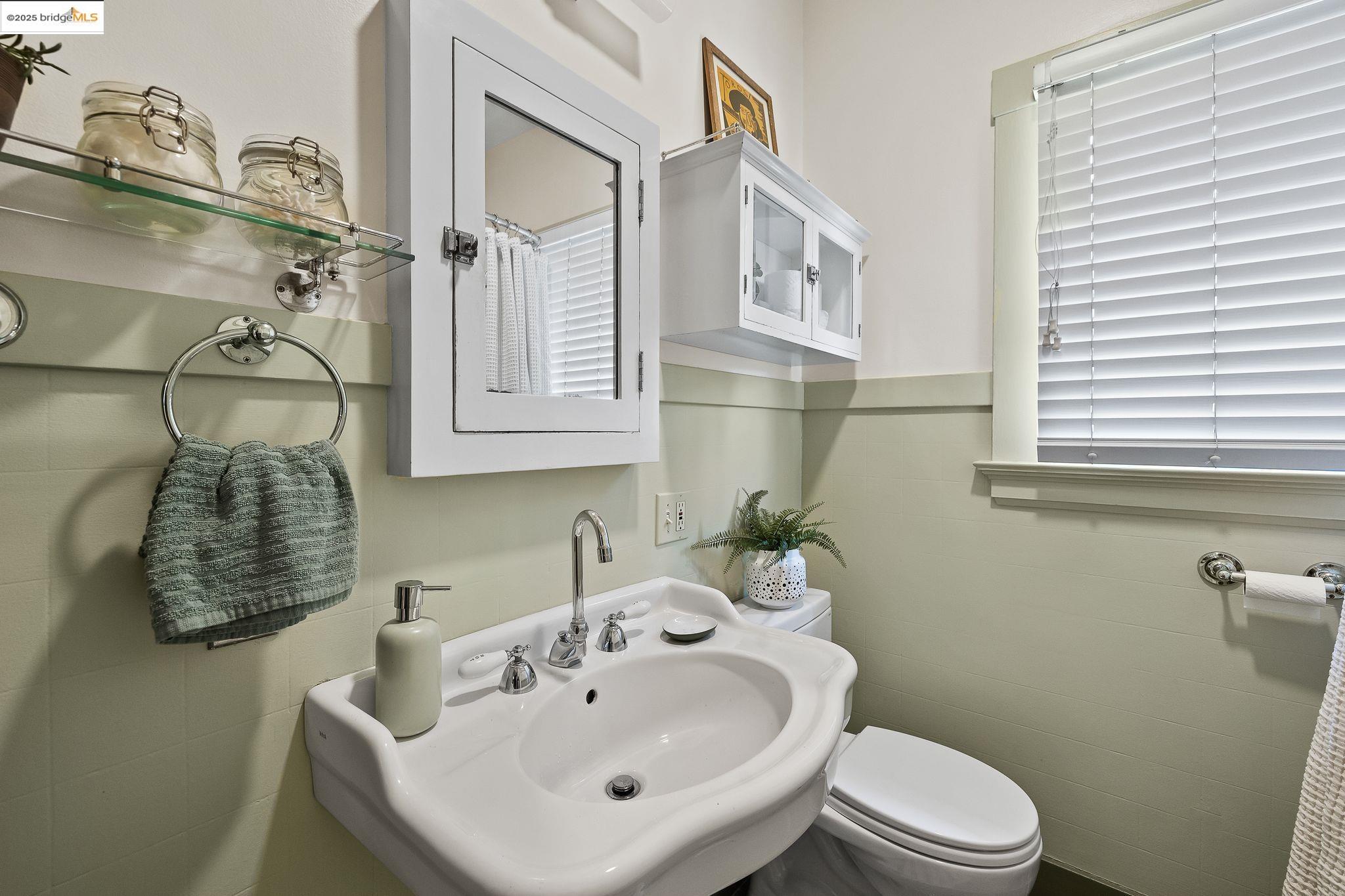 Detail Gallery Image 35 of 60 For 393 43rd St, Oakland,  CA 94609 - 2 Beds | 1 Baths