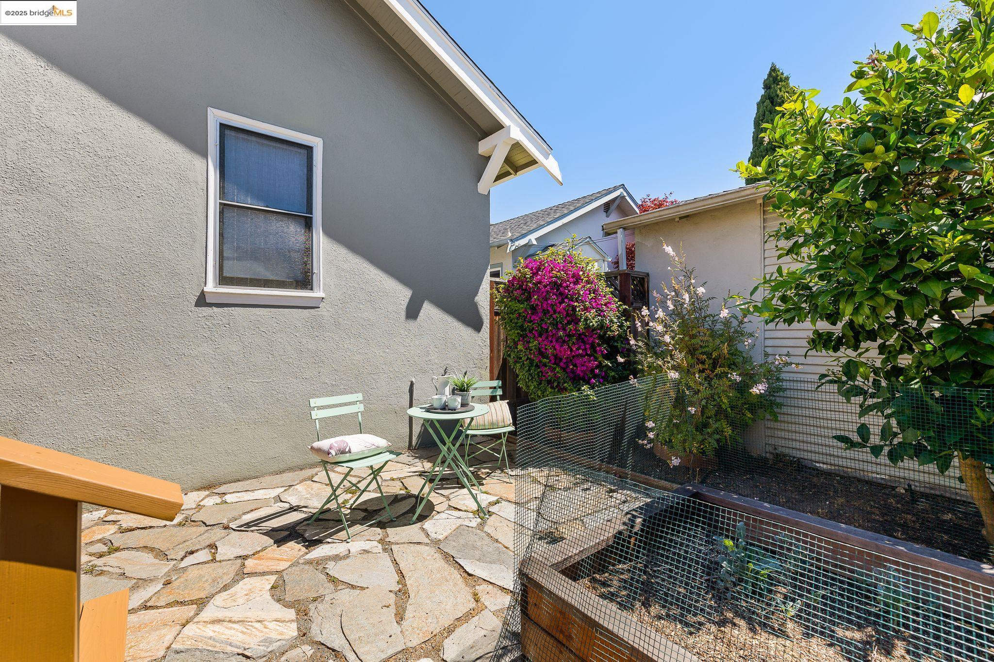 Detail Gallery Image 49 of 60 For 393 43rd St, Oakland,  CA 94609 - 2 Beds | 1 Baths