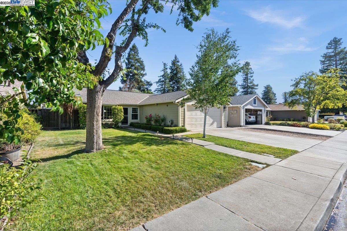 Detail Gallery Image 2 of 41 For 3869 Silver Oaks Way, Livermore,  CA 94550 - 3 Beds | 2 Baths