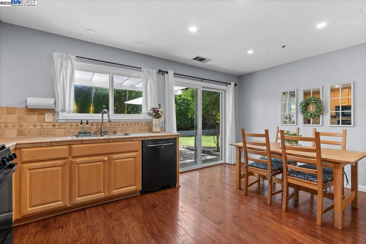 Detail Gallery Image 8 of 41 For 3869 Silver Oaks Way, Livermore,  CA 94550 - 3 Beds | 2 Baths