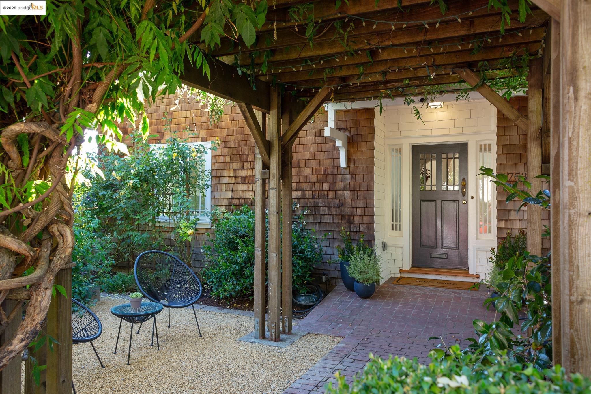Detail Gallery Image 1 of 1 For 753 Kingston Ave, Oakland,  CA 94611 - 3 Beds | 3/1 Baths