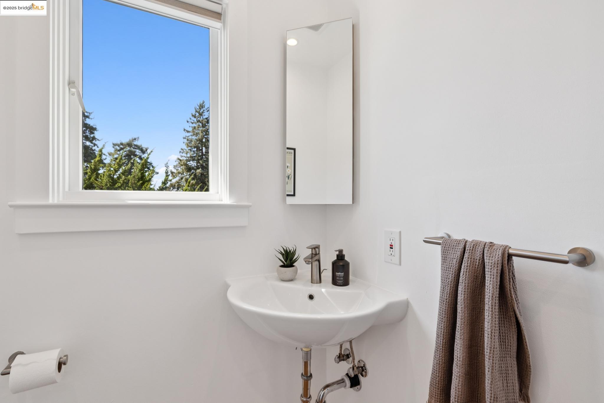Detail Gallery Image 34 of 60 For 753 Kingston Ave, Oakland,  CA 94611 - 3 Beds | 3/1 Baths