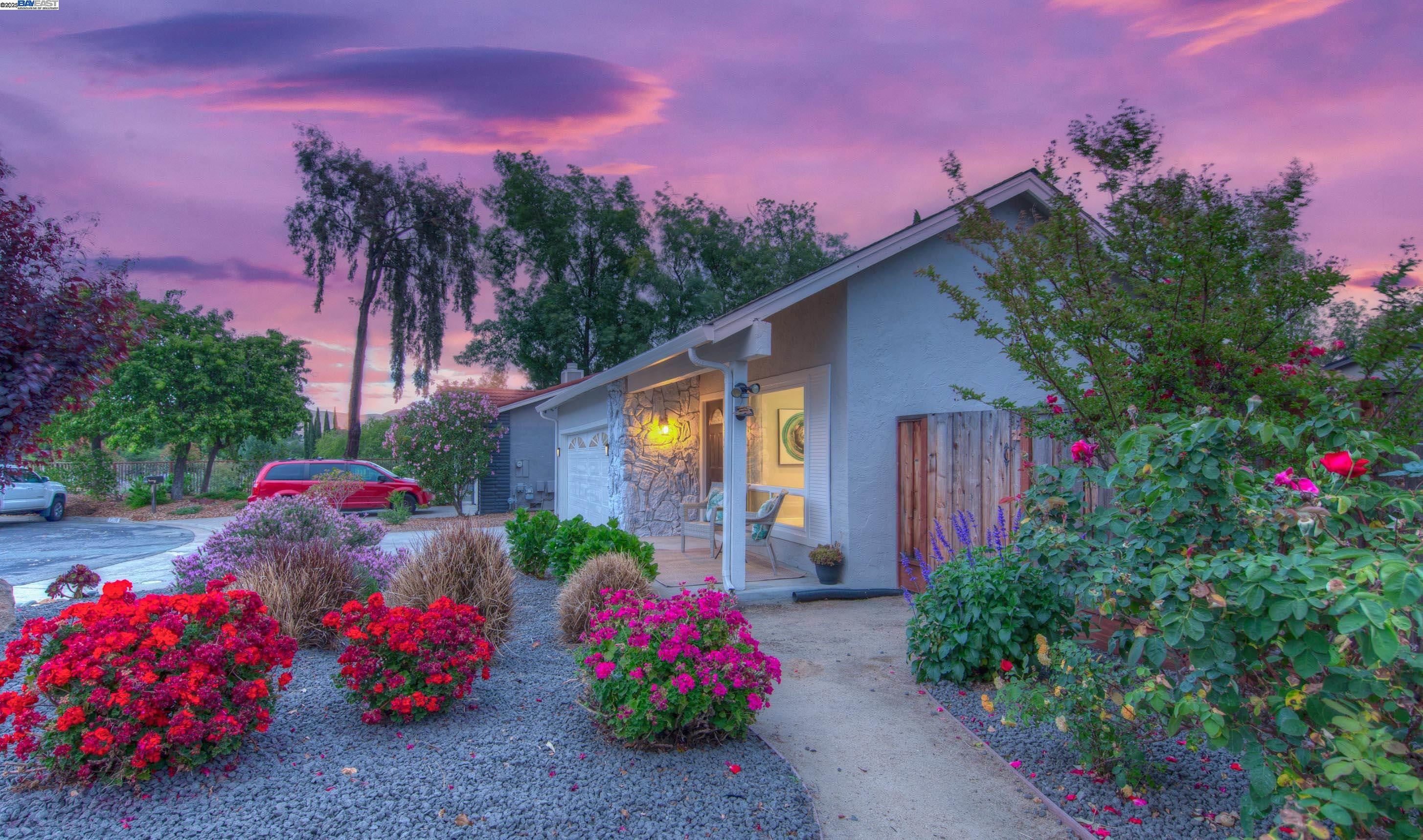 Detail Gallery Image 2 of 21 For 1392 Springview Ct., Concord,  CA 94521 - 3 Beds | 2 Baths