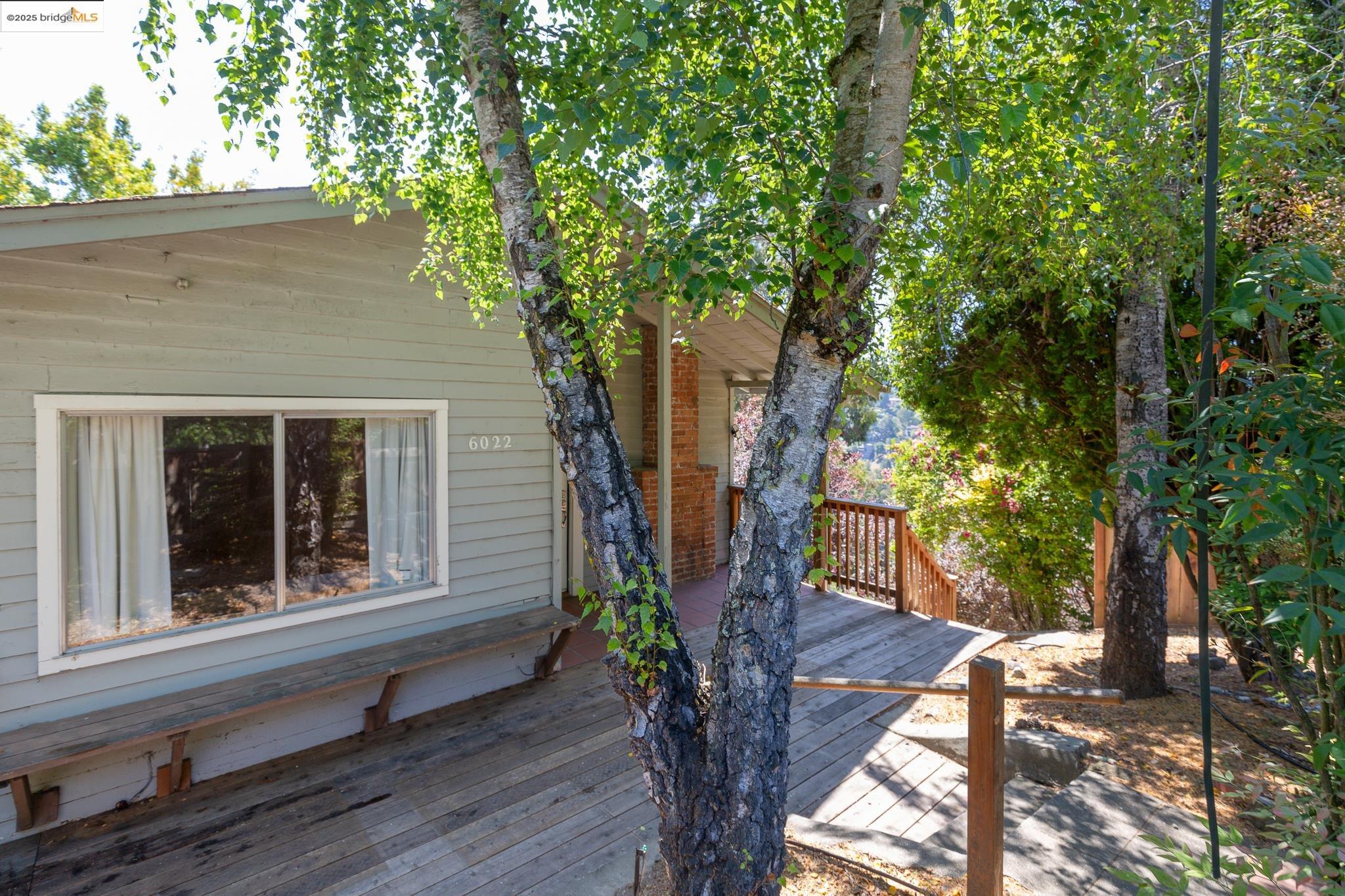 Detail Gallery Image 2 of 23 For 6022 Merriewood Dr, Oakland,  CA 94611 - 1 Beds | 1 Baths