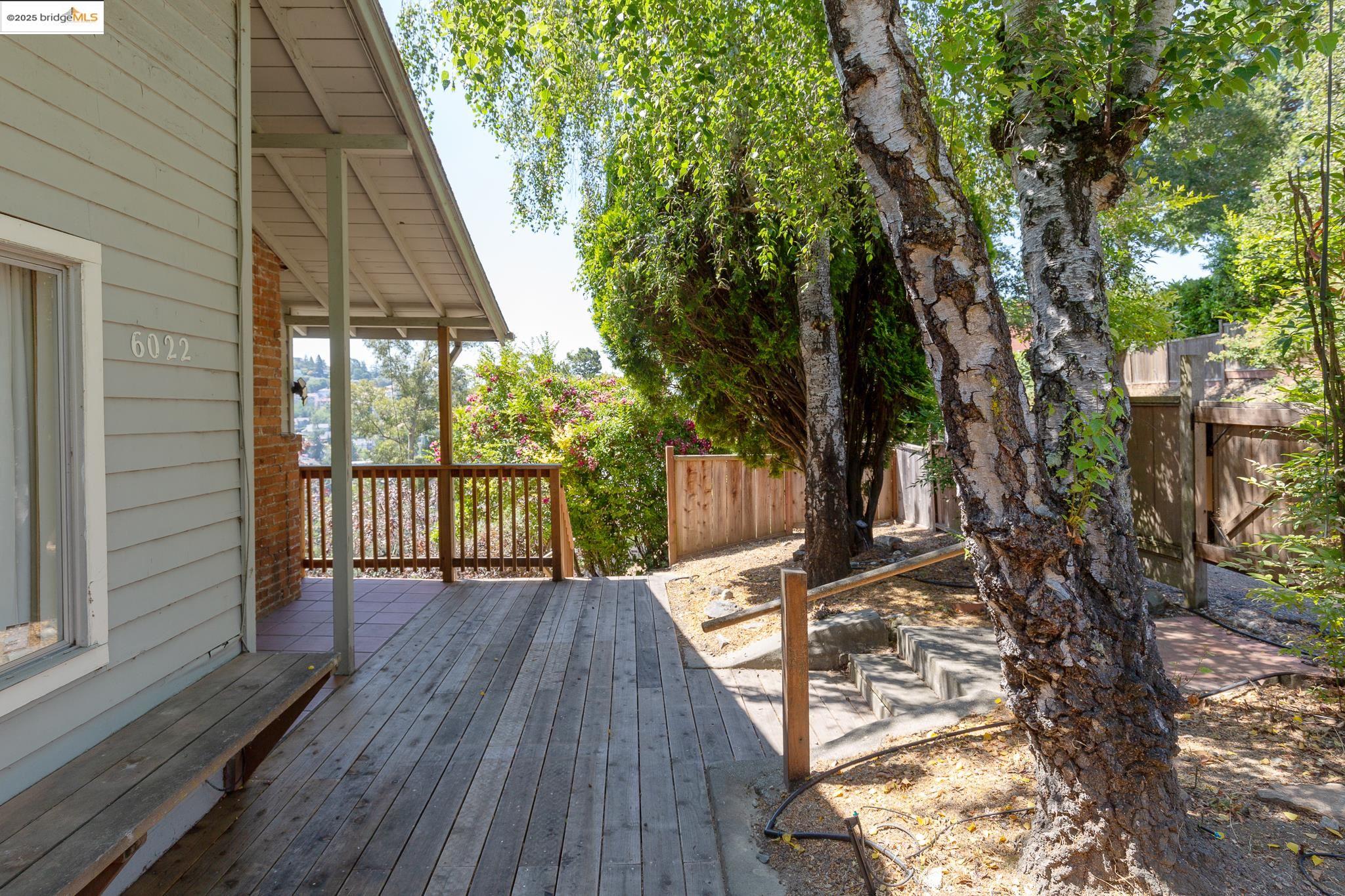 Detail Gallery Image 3 of 23 For 6022 Merriewood Dr, Oakland,  CA 94611 - 1 Beds | 1 Baths