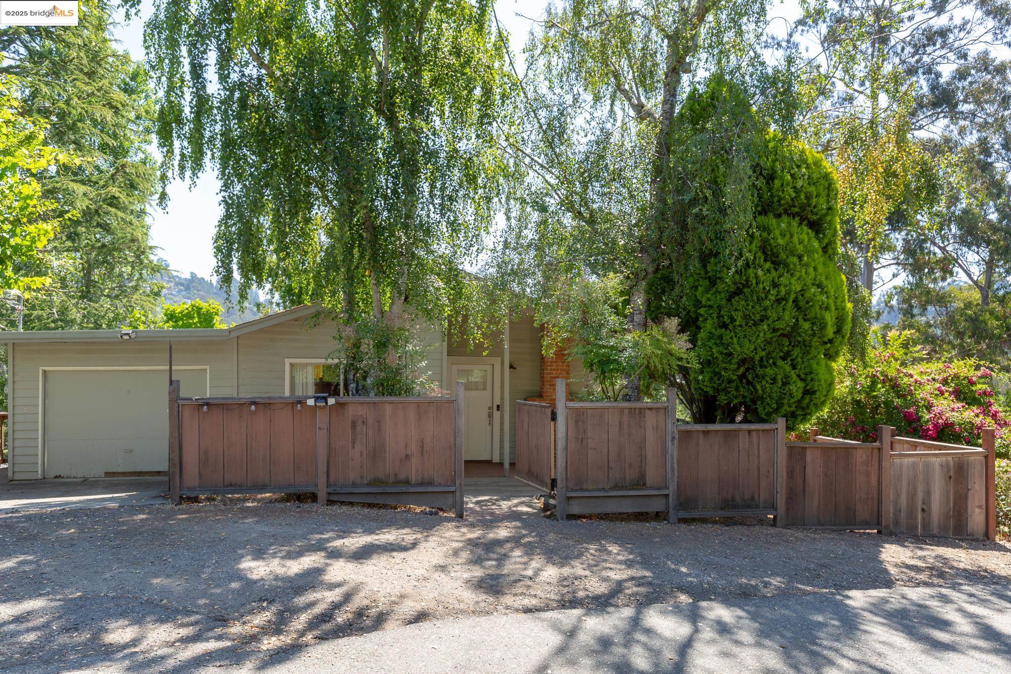 Detail Gallery Image 22 of 23 For 6022 Merriewood Dr, Oakland,  CA 94611 - 1 Beds | 1 Baths