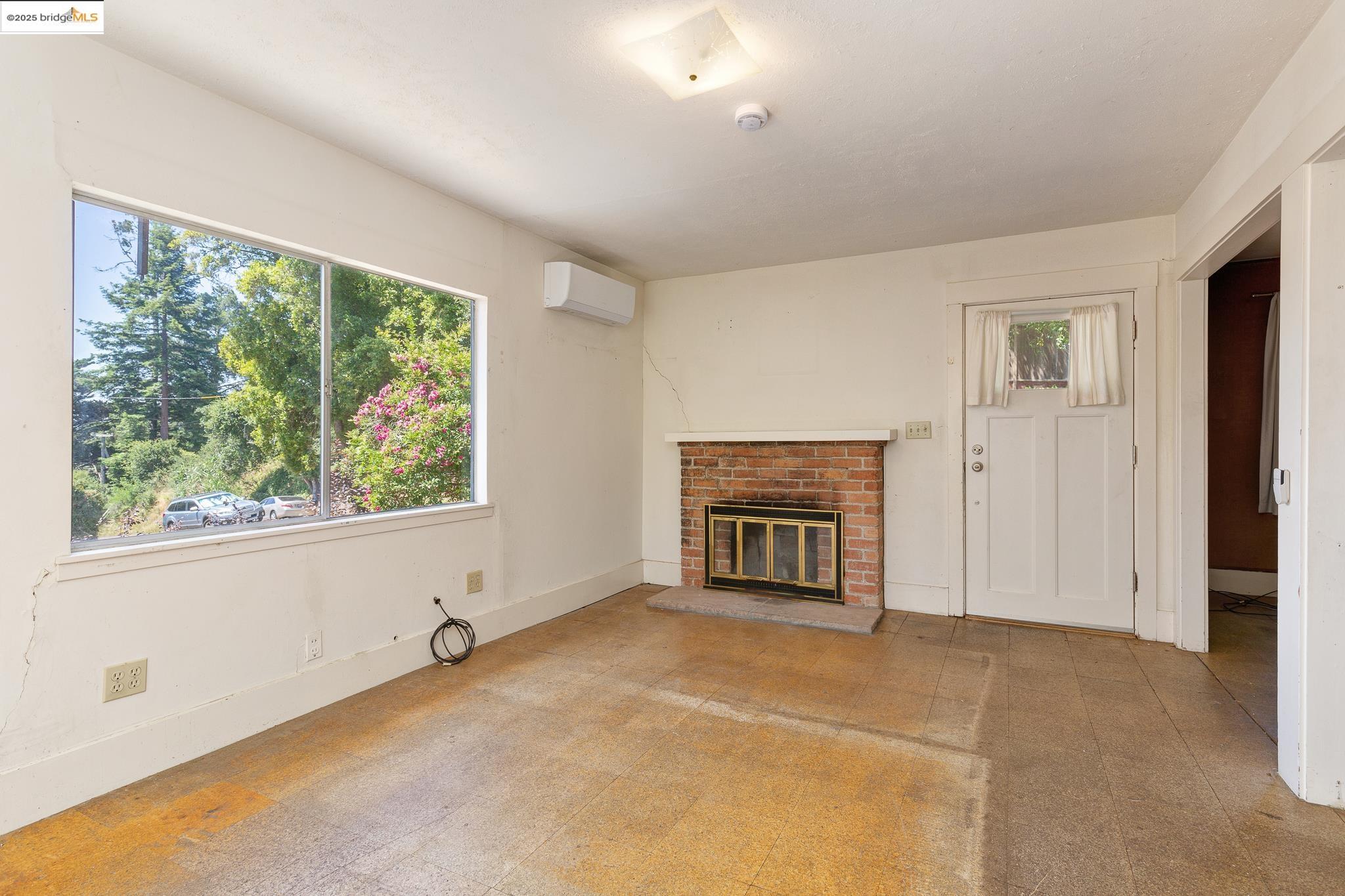 Detail Gallery Image 6 of 23 For 6022 Merriewood Dr, Oakland,  CA 94611 - 1 Beds | 1 Baths