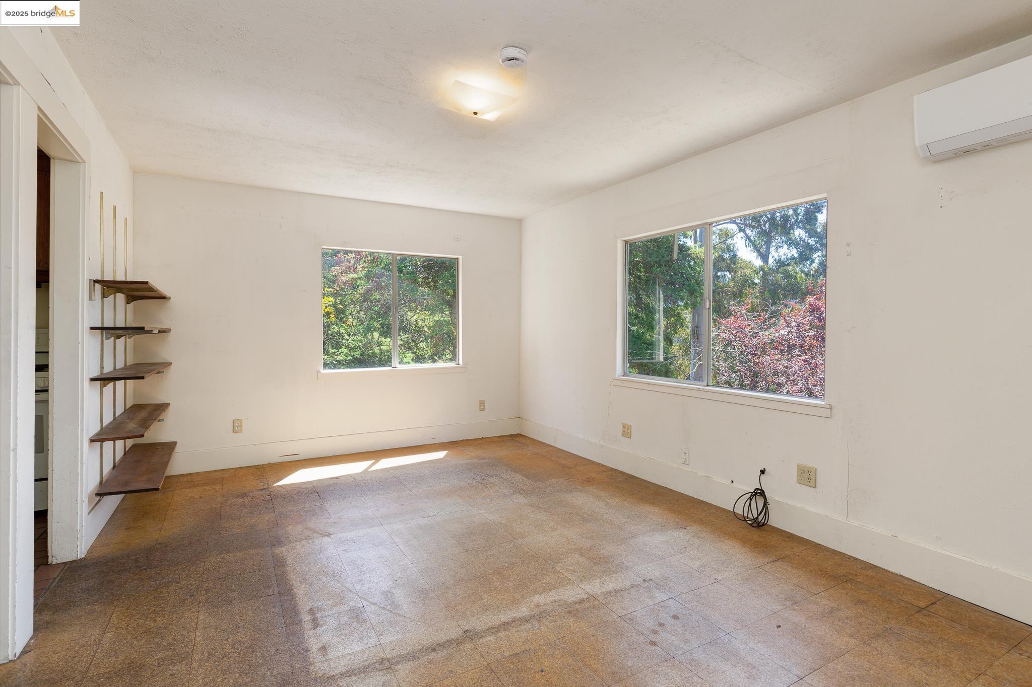 Detail Gallery Image 7 of 23 For 6022 Merriewood Dr, Oakland,  CA 94611 - 1 Beds | 1 Baths