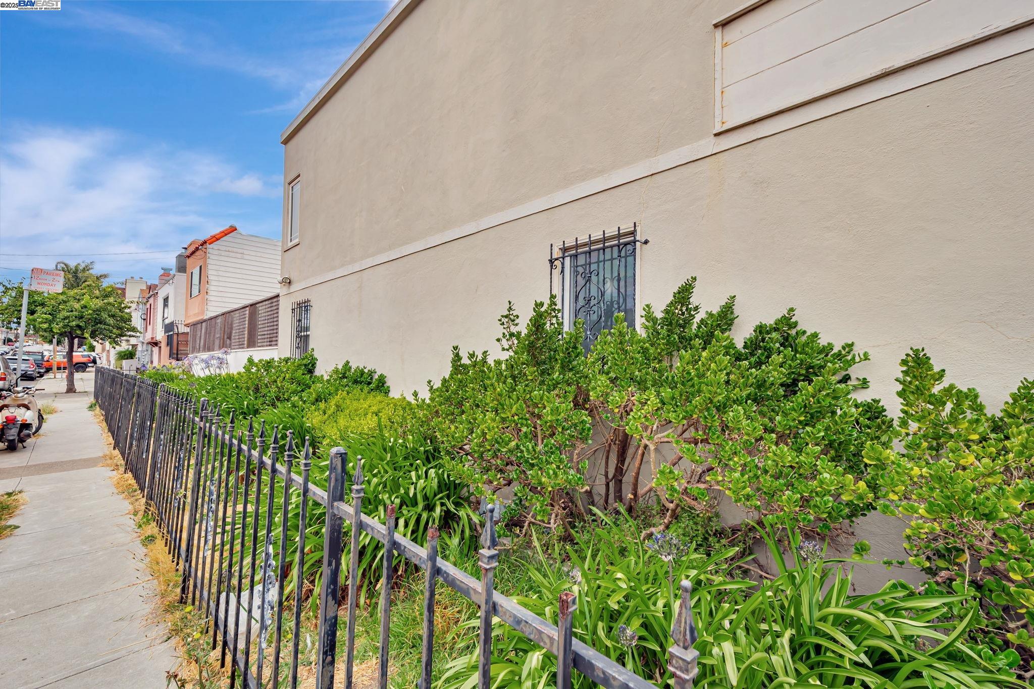 Detail Gallery Image 3 of 39 For 1942 Jennings Street, San Francisco,  CA 94124 - 3 Beds | 2 Baths