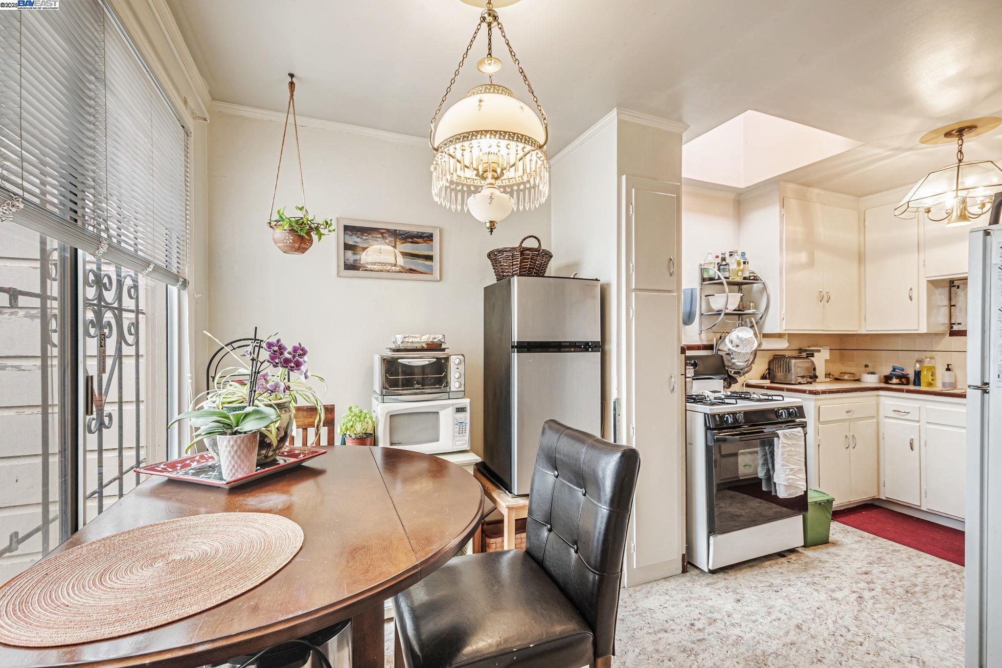 Detail Gallery Image 8 of 39 For 1942 Jennings Street, San Francisco,  CA 94124 - 3 Beds | 2 Baths