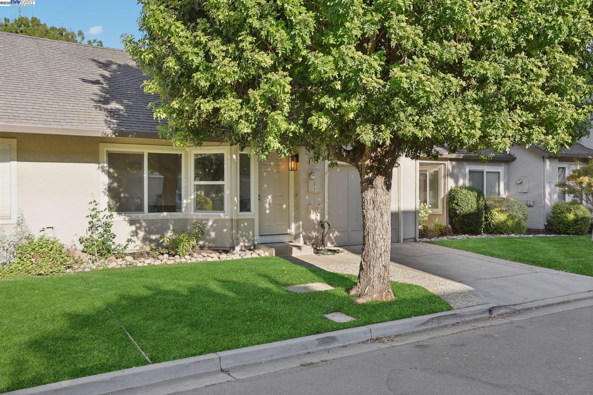 Detail Gallery Image 3 of 49 For 2039 Alexander, Pleasanton,  CA 94588 - 2 Beds | 2/1 Baths
