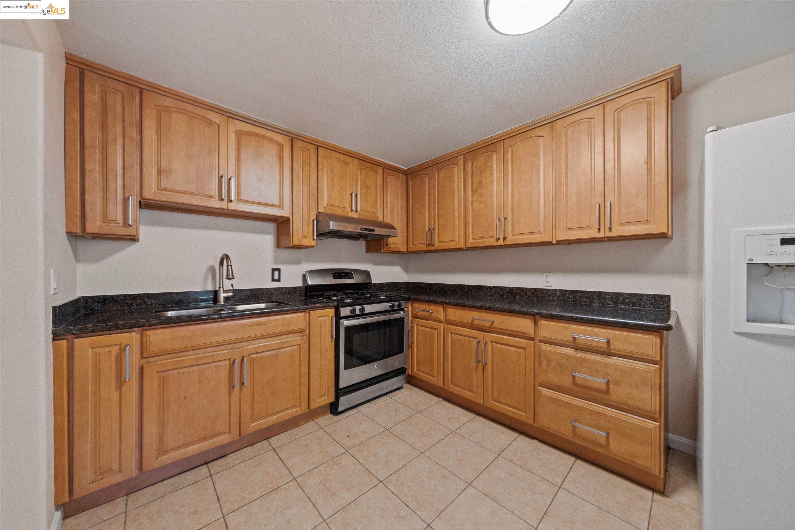 Detail Gallery Image 3 of 10 For 1406 9th St, Alameda,  CA 94501 - 2 Beds | 1 Baths