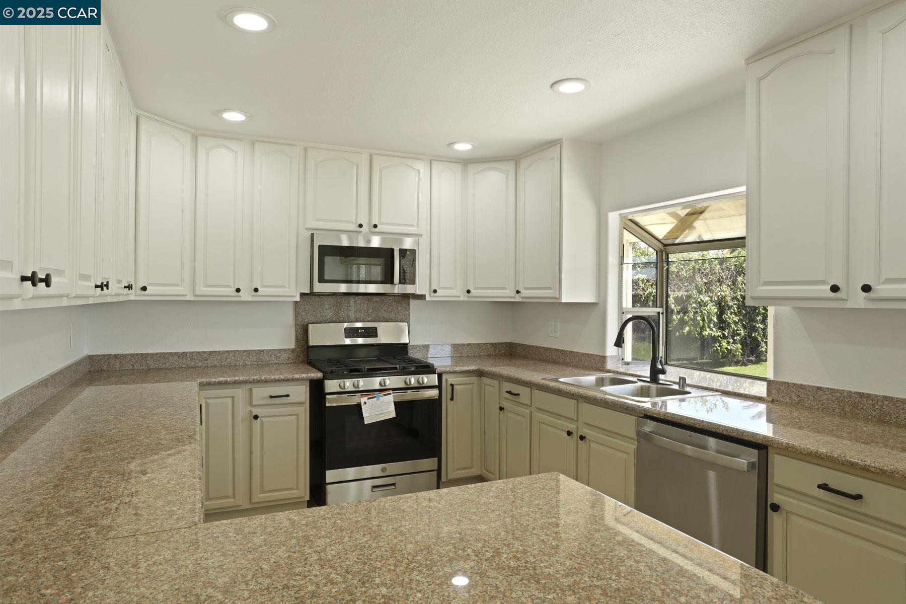 Detail Gallery Image 13 of 32 For 458 Aztec Ln, Lathrop,  CA 95330 - 3 Beds | 2 Baths