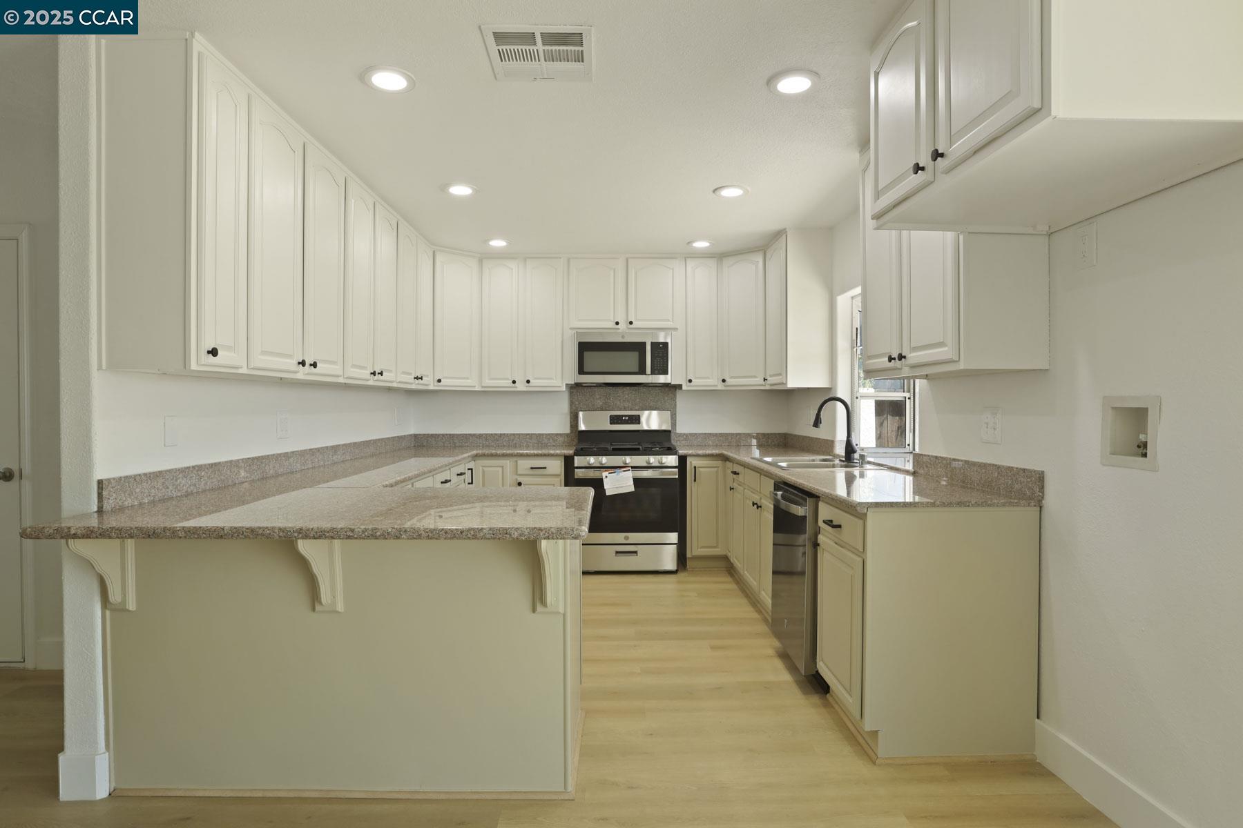Detail Gallery Image 10 of 32 For 458 Aztec Ln, Lathrop,  CA 95330 - 3 Beds | 2 Baths