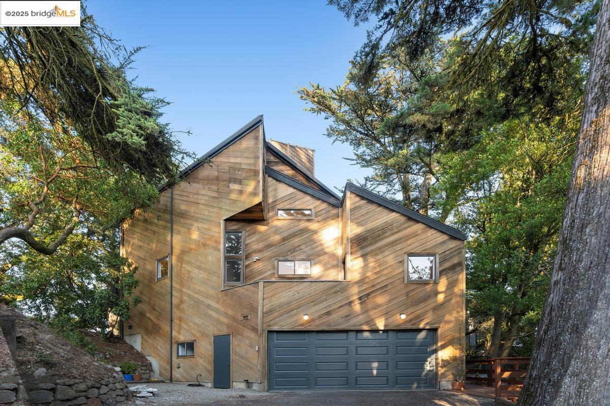Detail Gallery Image 2 of 60 For 2112 Manzanita Dr, Oakland,  CA 94611 - 3 Beds | 2 Baths