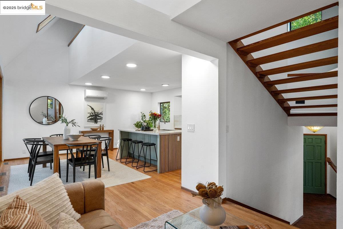 Detail Gallery Image 11 of 60 For 2112 Manzanita Dr, Oakland,  CA 94611 - 3 Beds | 2 Baths