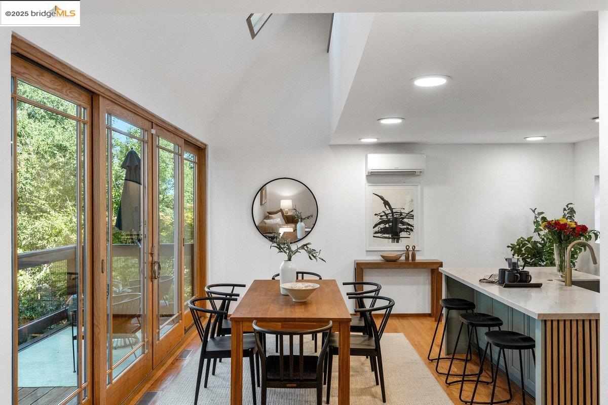 Detail Gallery Image 12 of 60 For 2112 Manzanita Dr, Oakland,  CA 94611 - 3 Beds | 2 Baths