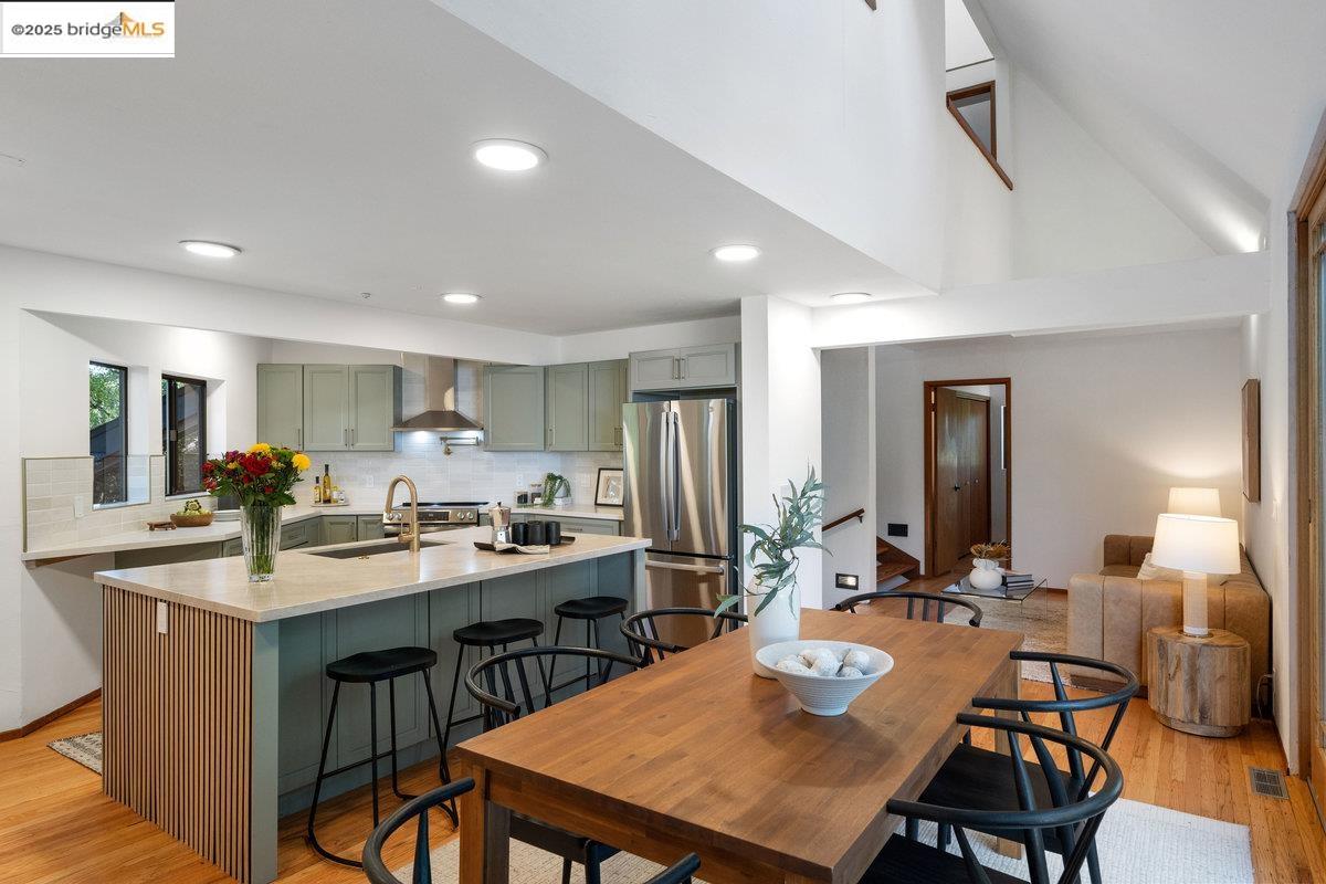 Detail Gallery Image 13 of 60 For 2112 Manzanita Dr, Oakland,  CA 94611 - 3 Beds | 2 Baths