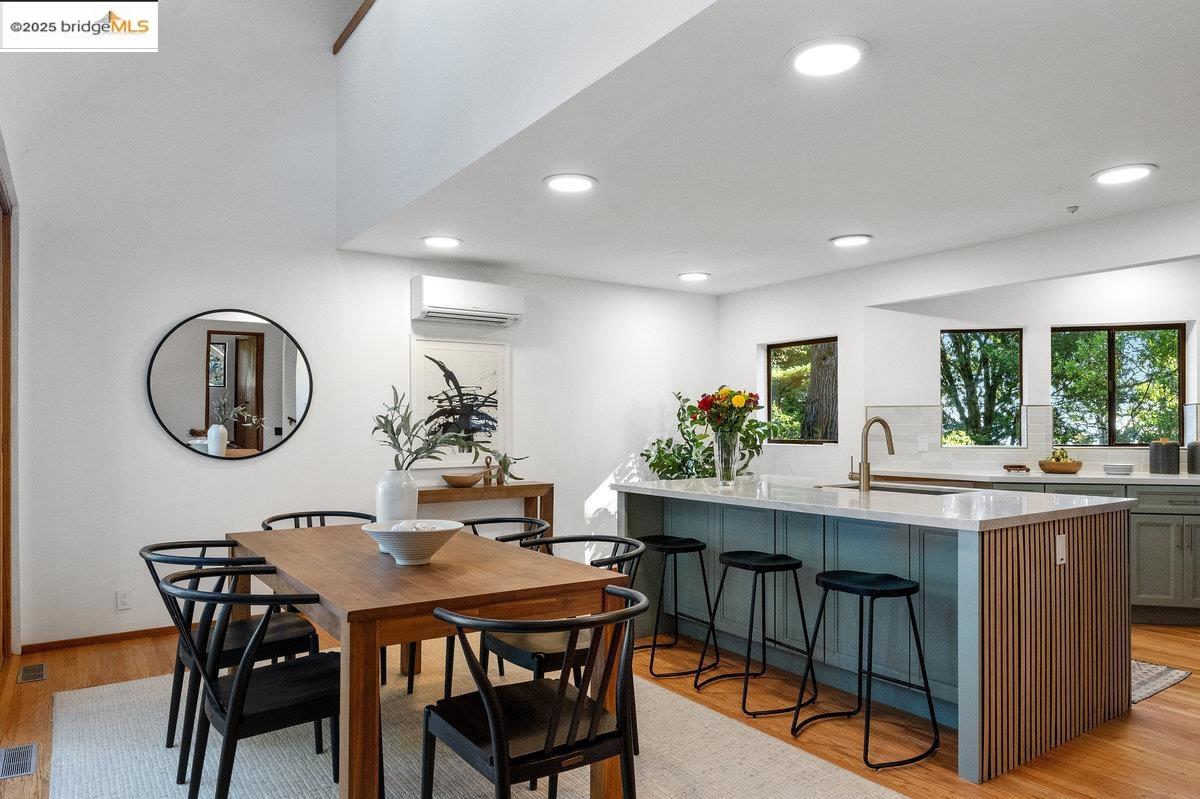 Detail Gallery Image 14 of 60 For 2112 Manzanita Dr, Oakland,  CA 94611 - 3 Beds | 2 Baths