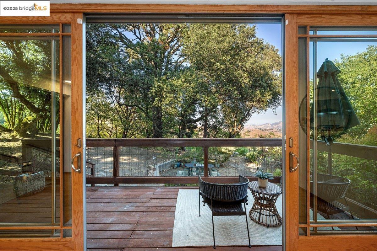 Detail Gallery Image 18 of 60 For 2112 Manzanita Dr, Oakland,  CA 94611 - 3 Beds | 2 Baths