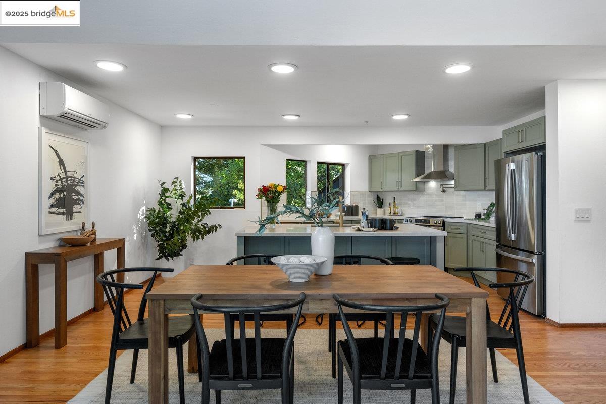 Detail Gallery Image 19 of 60 For 2112 Manzanita Dr, Oakland,  CA 94611 - 3 Beds | 2 Baths