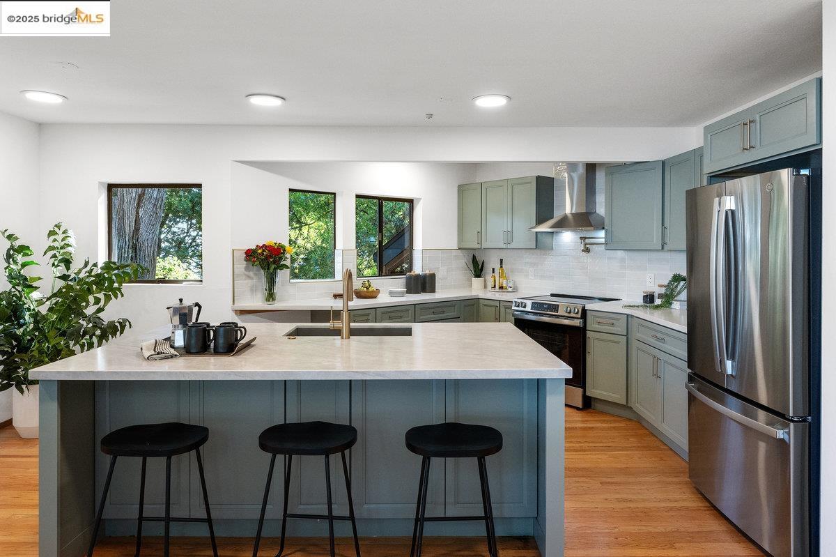 Detail Gallery Image 20 of 60 For 2112 Manzanita Dr, Oakland,  CA 94611 - 3 Beds | 2 Baths