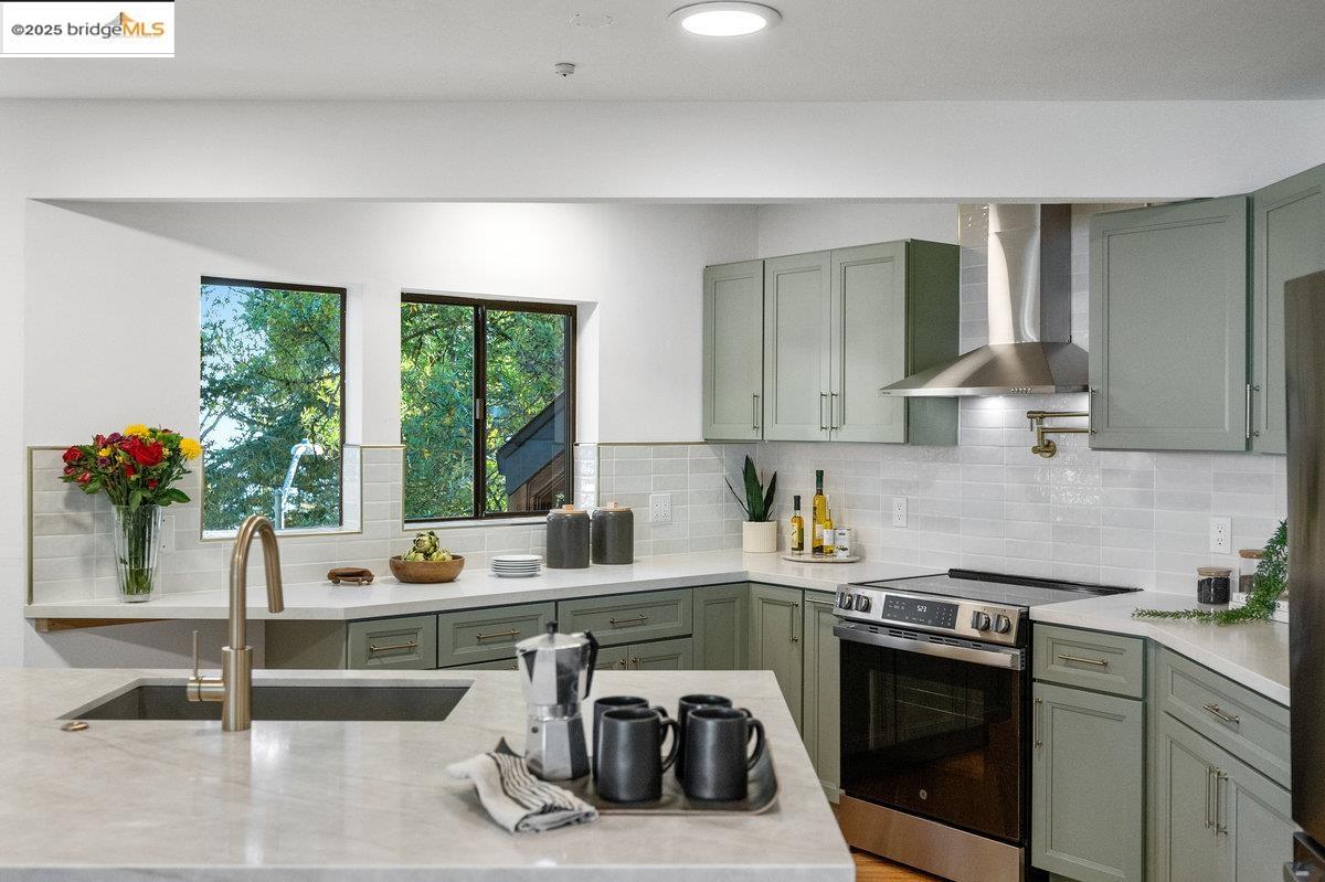 Detail Gallery Image 21 of 60 For 2112 Manzanita Dr, Oakland,  CA 94611 - 3 Beds | 2 Baths