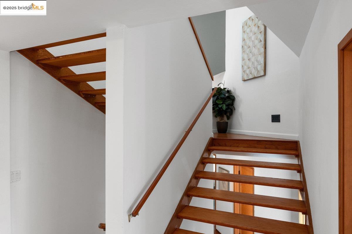 Detail Gallery Image 23 of 60 For 2112 Manzanita Dr, Oakland,  CA 94611 - 3 Beds | 2 Baths