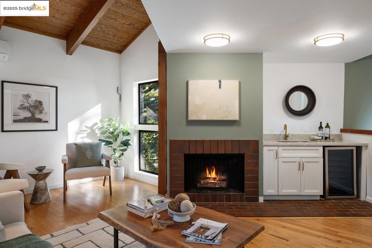 Detail Gallery Image 27 of 60 For 2112 Manzanita Dr, Oakland,  CA 94611 - 3 Beds | 2 Baths