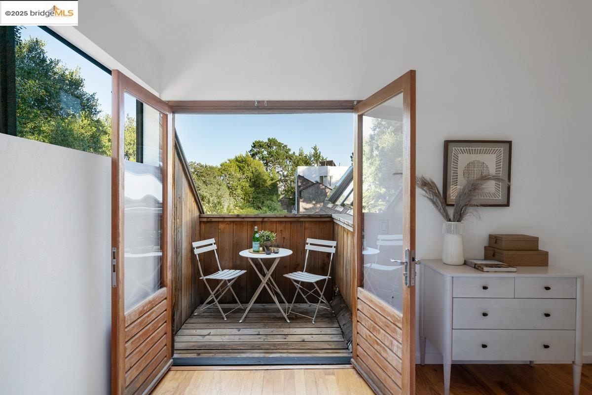 Detail Gallery Image 34 of 60 For 2112 Manzanita Dr, Oakland,  CA 94611 - 3 Beds | 2 Baths