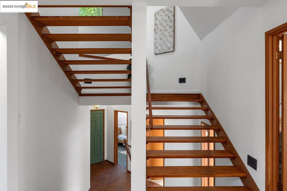 Detail Gallery Image 7 of 60 For 2112 Manzanita Dr, Oakland,  CA 94611 - 3 Beds | 2 Baths