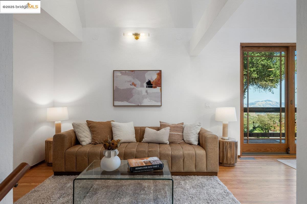 Detail Gallery Image 8 of 60 For 2112 Manzanita Dr, Oakland,  CA 94611 - 3 Beds | 2 Baths