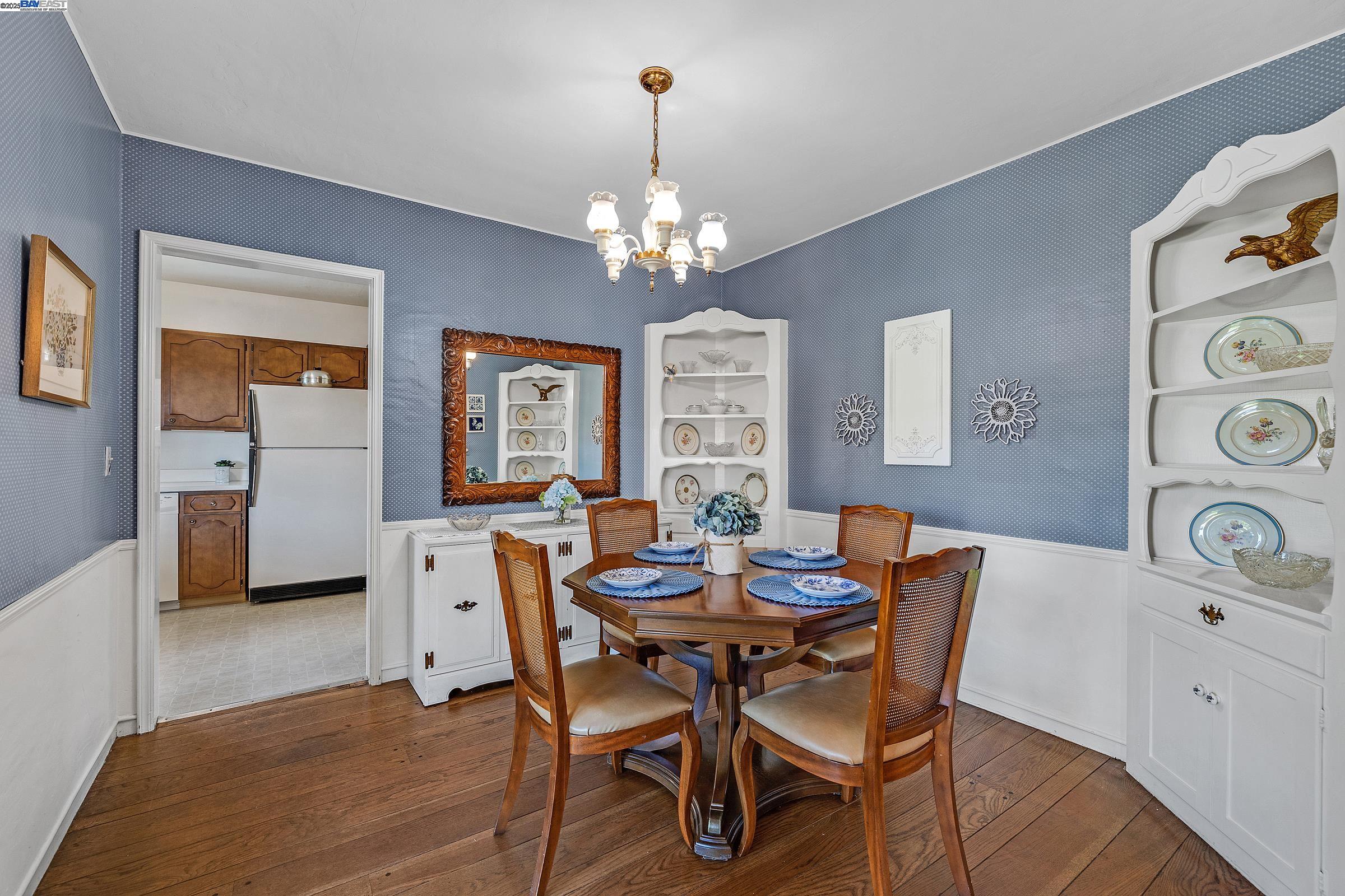 Detail Gallery Image 11 of 35 For 2863 Burton Dr, Oakland,  CA 94611 - 2 Beds | 1/1 Baths