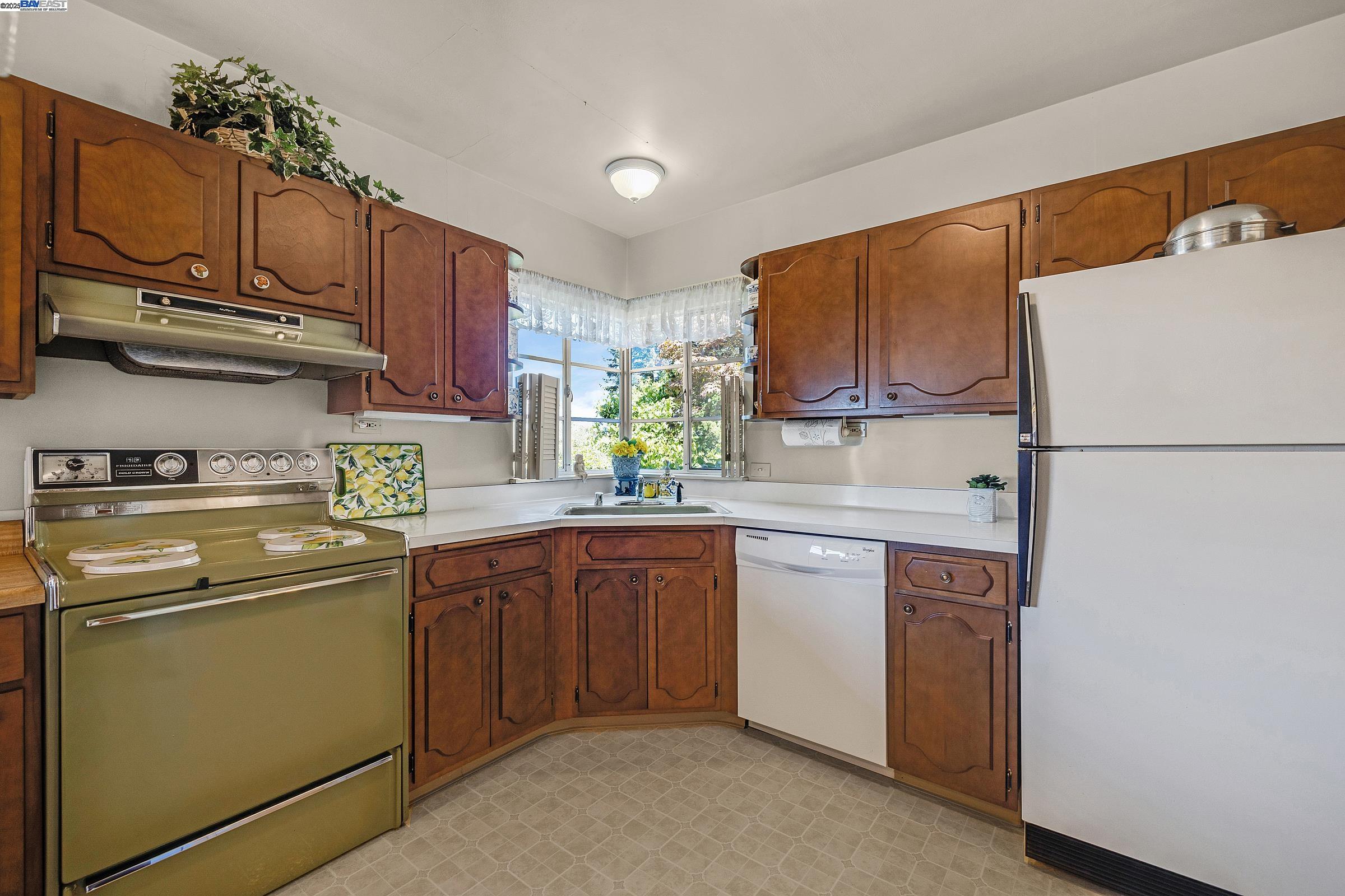 Detail Gallery Image 12 of 35 For 2863 Burton Dr, Oakland,  CA 94611 - 2 Beds | 1/1 Baths