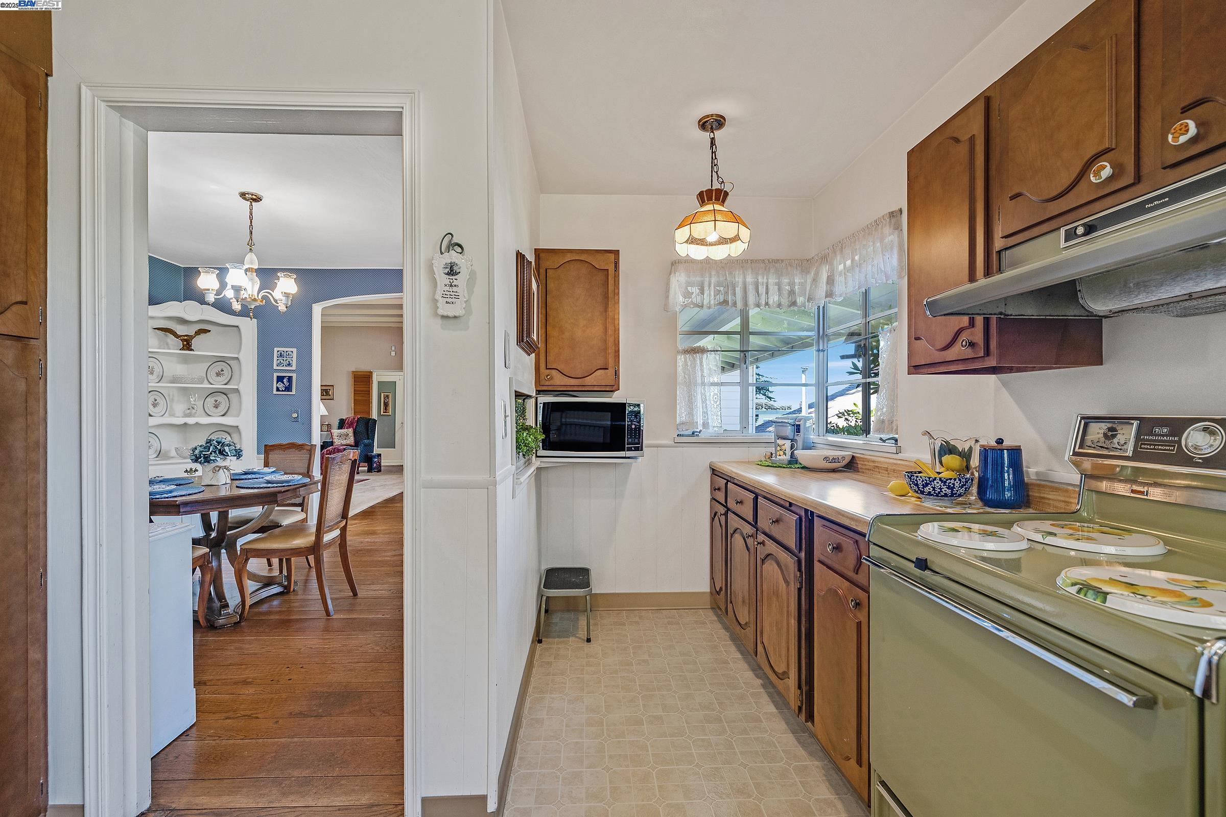 Detail Gallery Image 13 of 35 For 2863 Burton Dr, Oakland,  CA 94611 - 2 Beds | 1/1 Baths