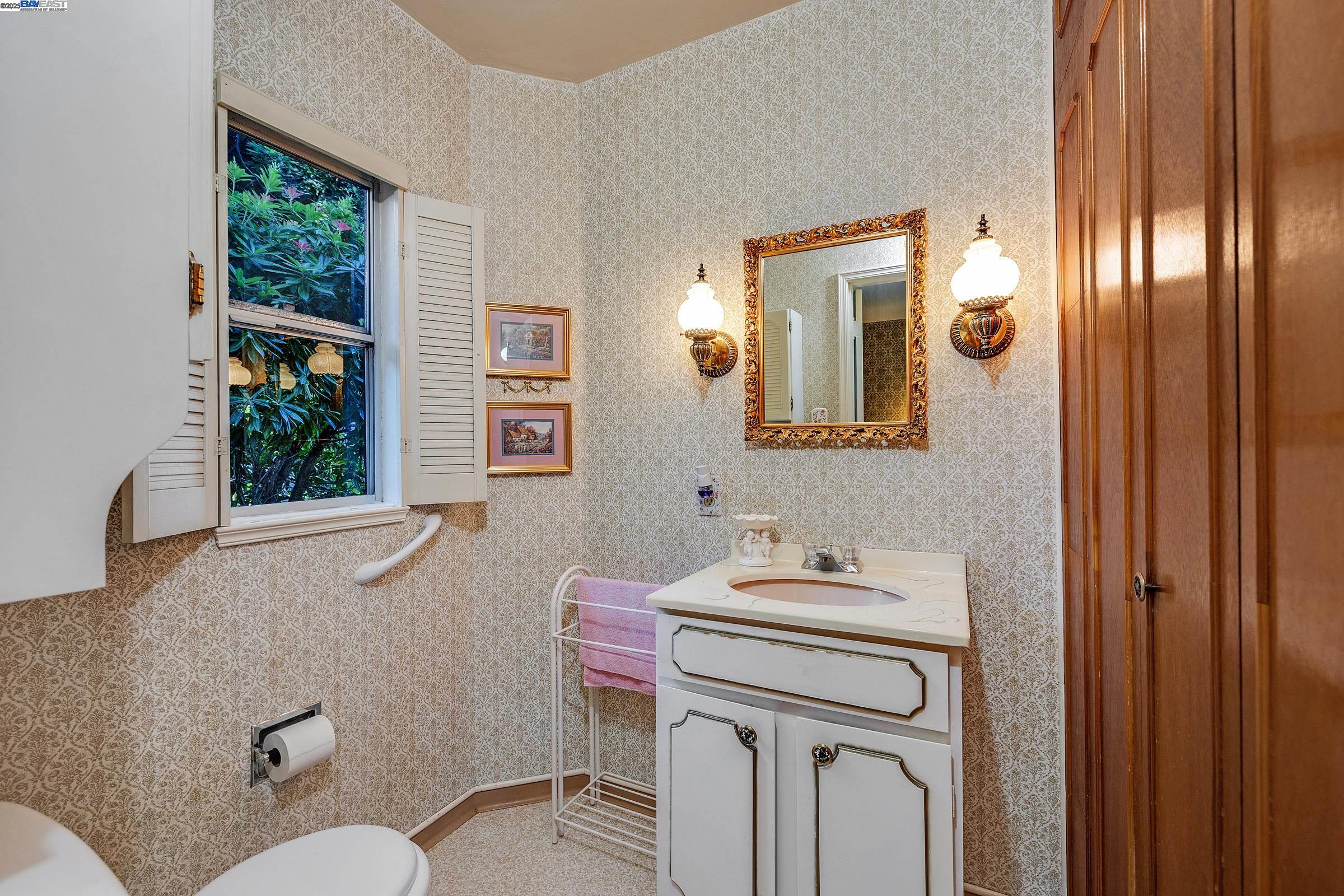 Detail Gallery Image 18 of 34 For 2863 Burton Dr, Oakland,  CA 94611 - 2 Beds | 1/1 Baths