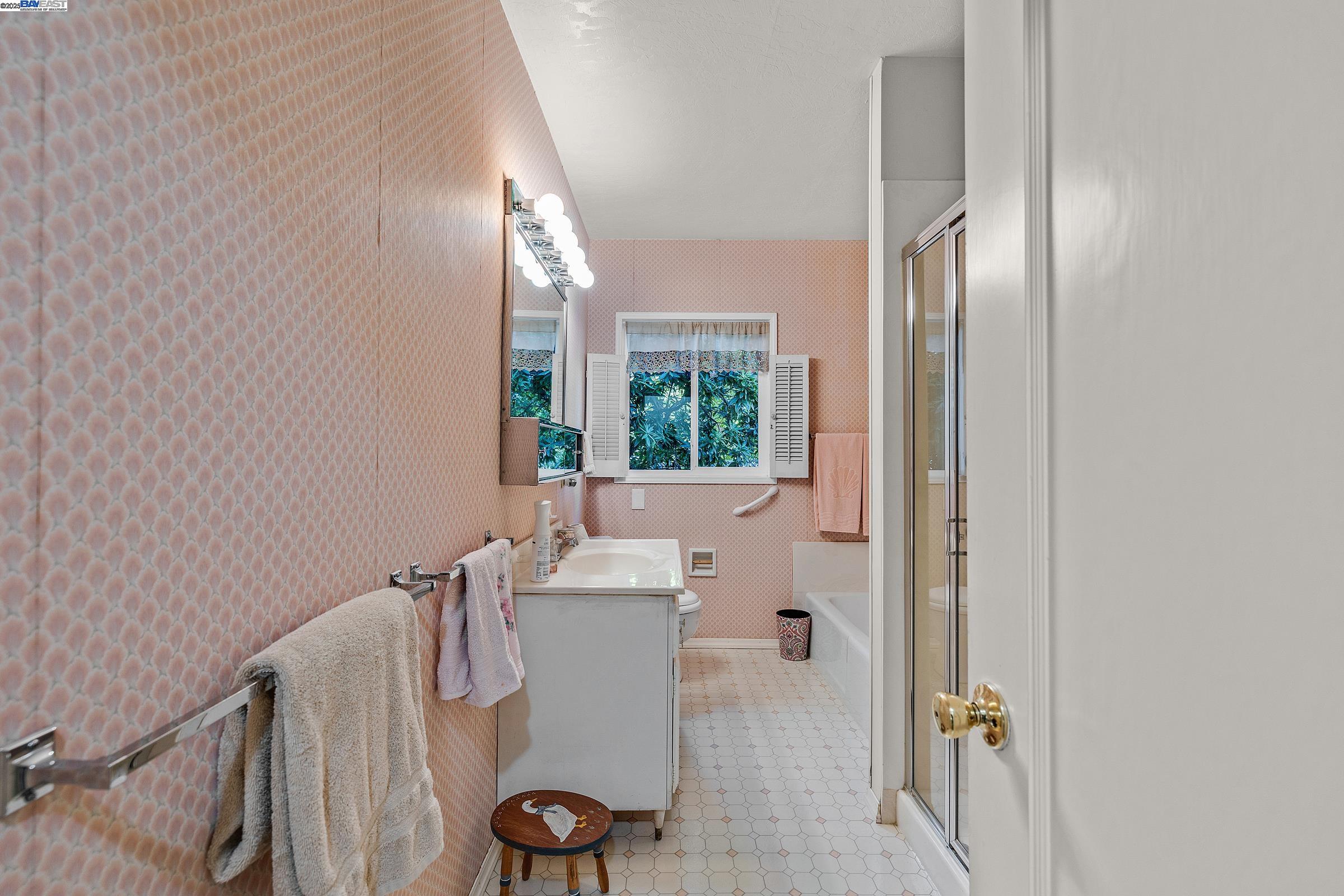 Detail Gallery Image 21 of 34 For 2863 Burton Dr, Oakland,  CA 94611 - 2 Beds | 1/1 Baths