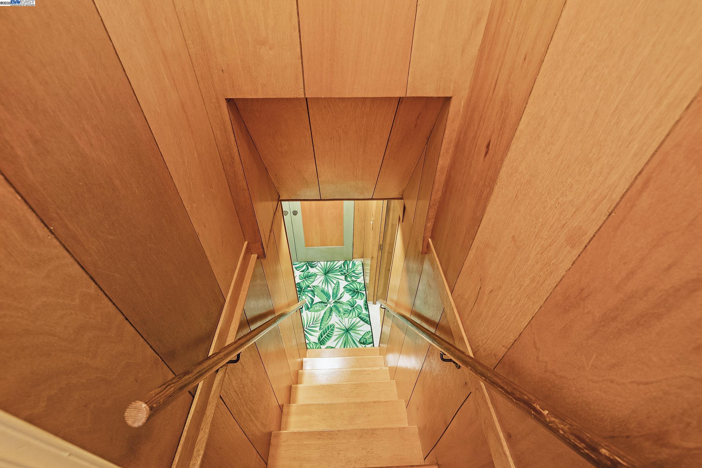 Detail Gallery Image 22 of 35 For 2863 Burton Dr, Oakland,  CA 94611 - 2 Beds | 1/1 Baths