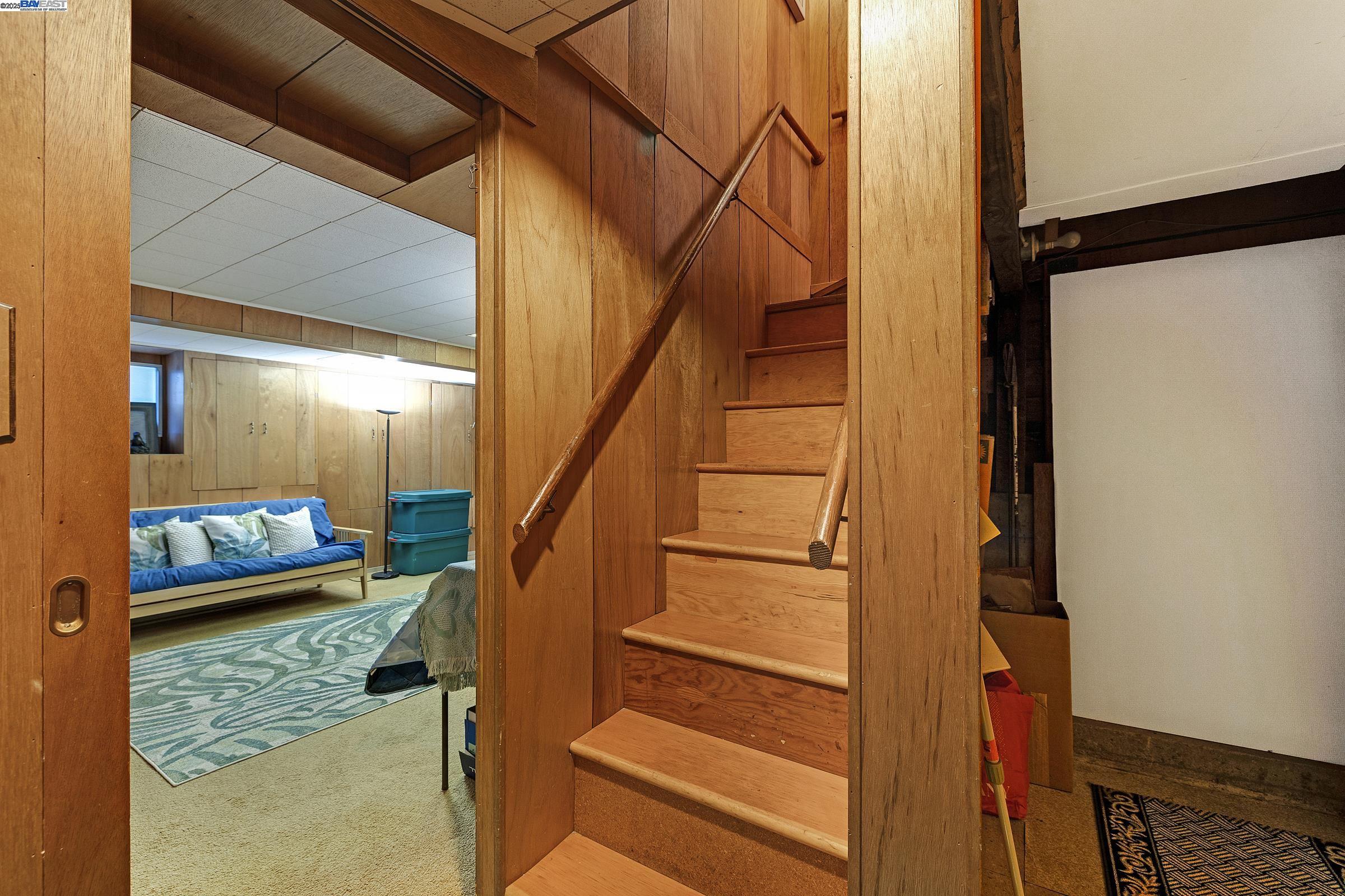 Detail Gallery Image 24 of 34 For 2863 Burton Dr, Oakland,  CA 94611 - 2 Beds | 1/1 Baths