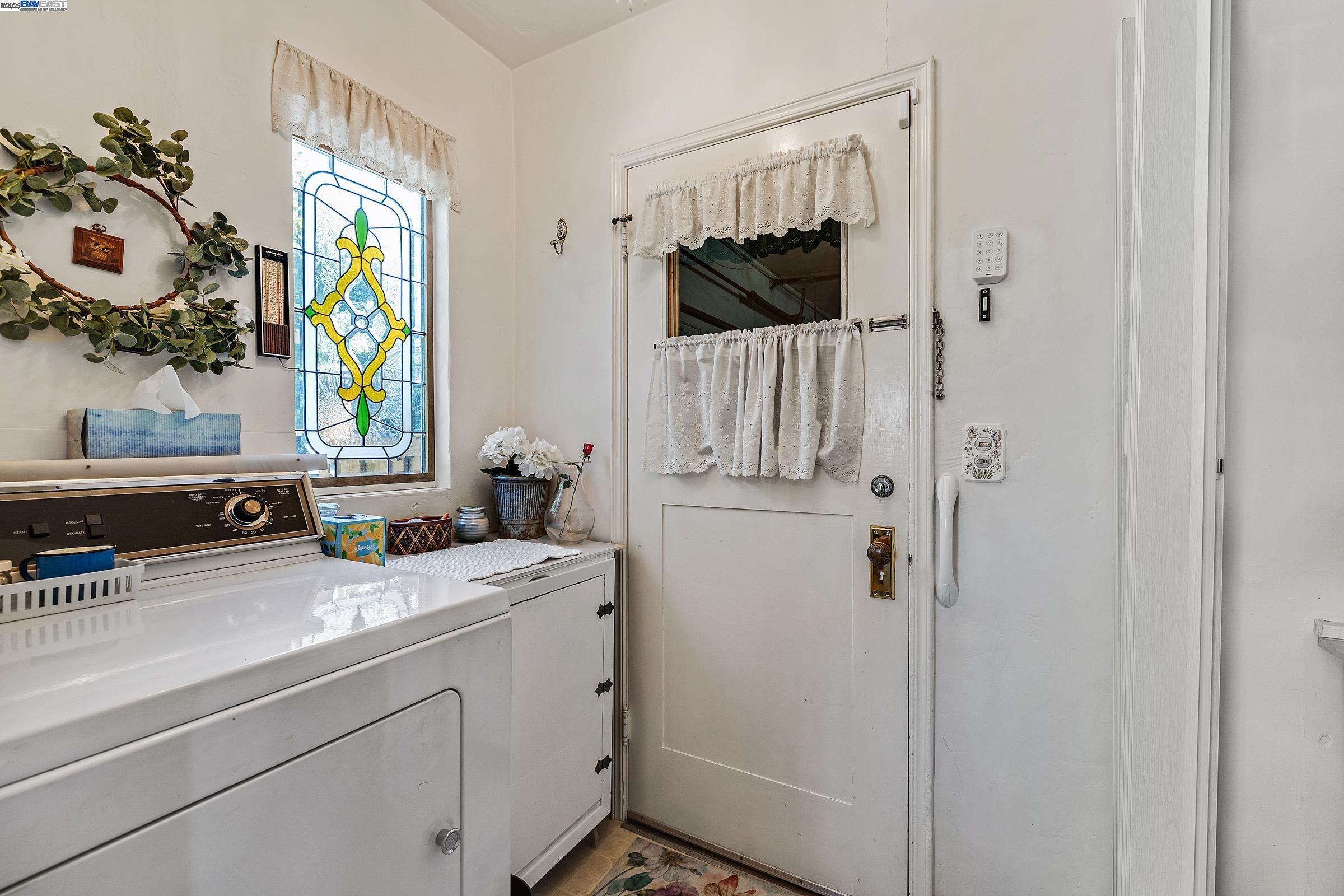 Detail Gallery Image 25 of 35 For 2863 Burton Dr, Oakland,  CA 94611 - 2 Beds | 1/1 Baths