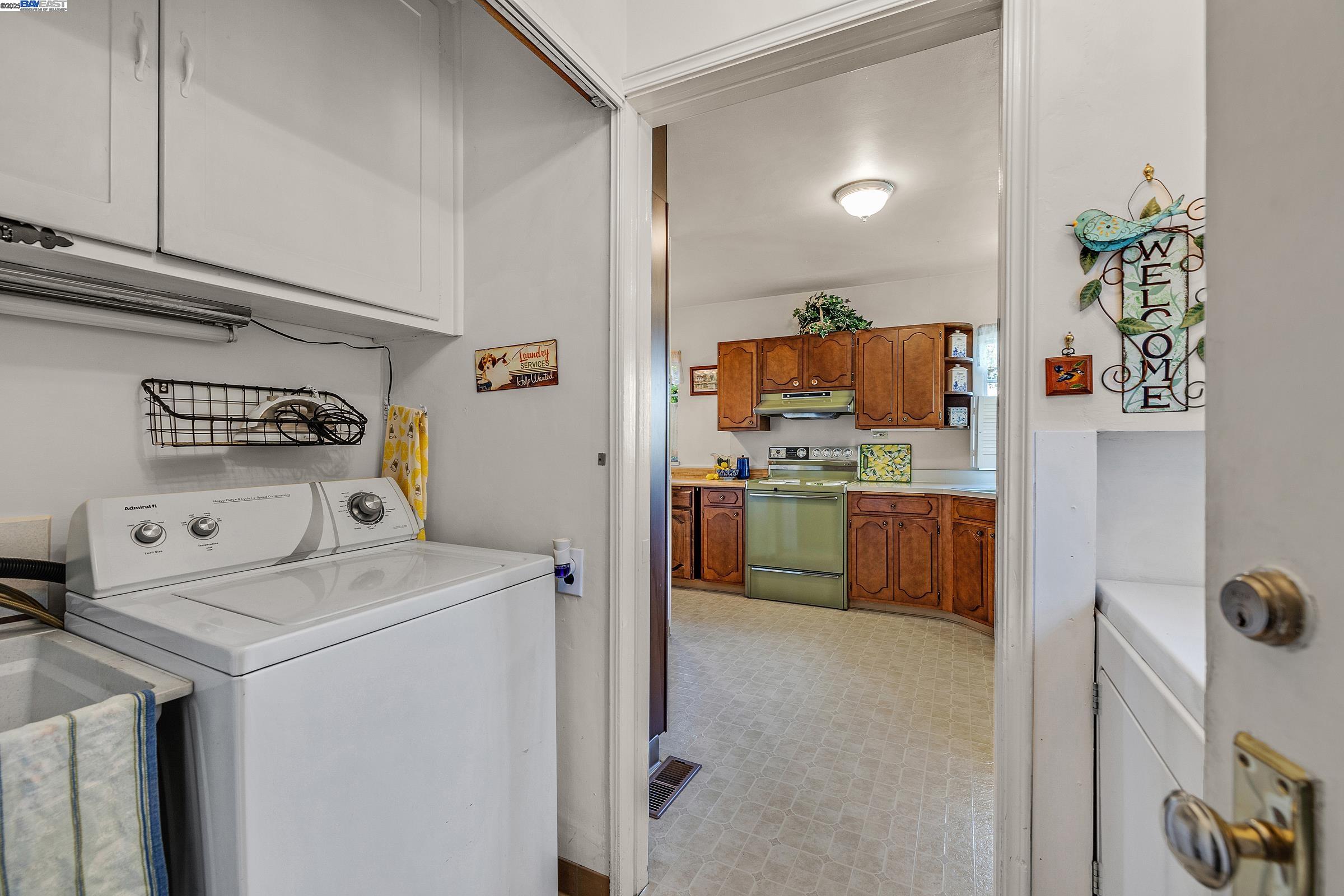 Detail Gallery Image 26 of 35 For 2863 Burton Dr, Oakland,  CA 94611 - 2 Beds | 1/1 Baths