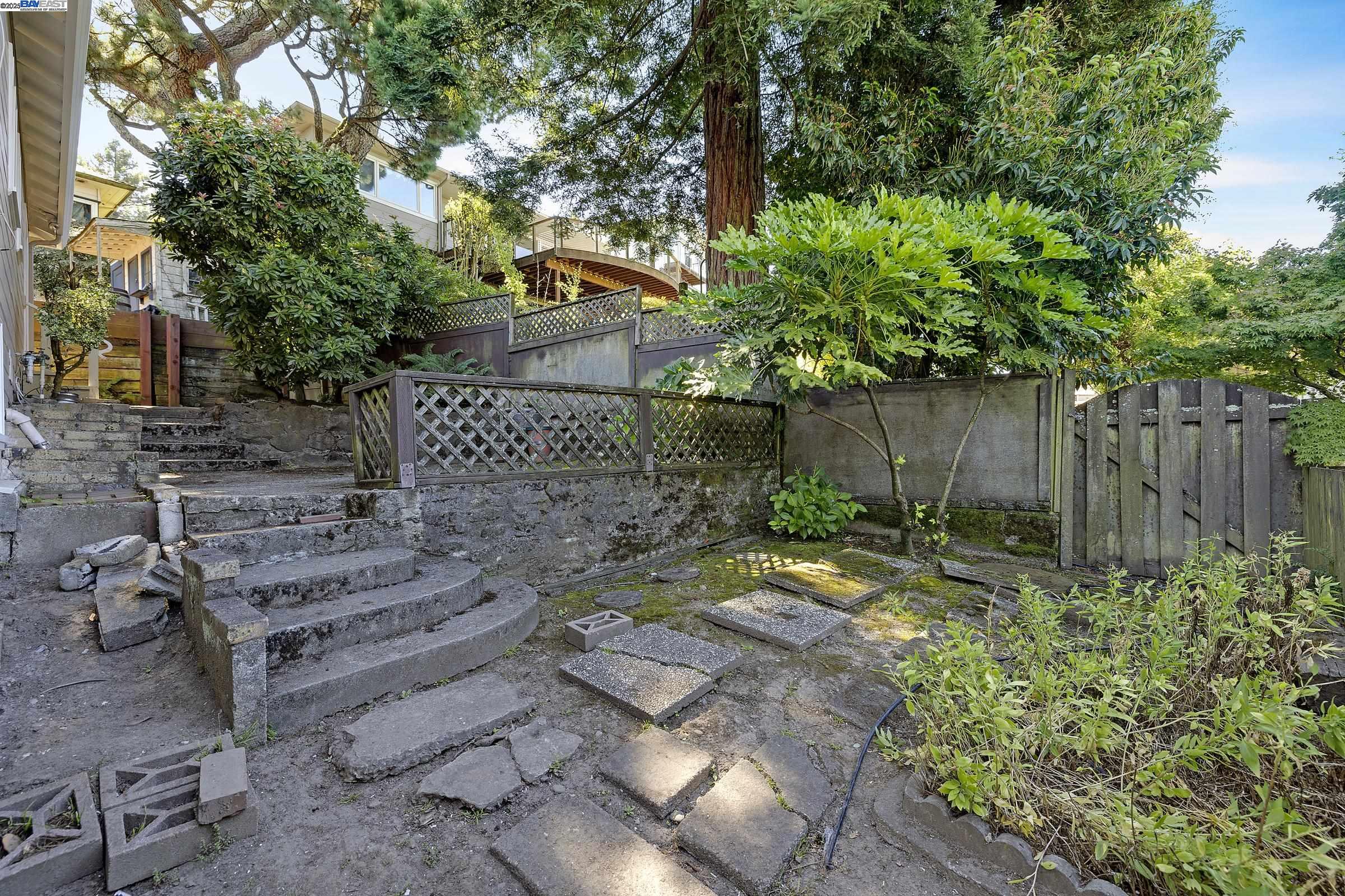 Detail Gallery Image 28 of 35 For 2863 Burton Dr, Oakland,  CA 94611 - 2 Beds | 1/1 Baths