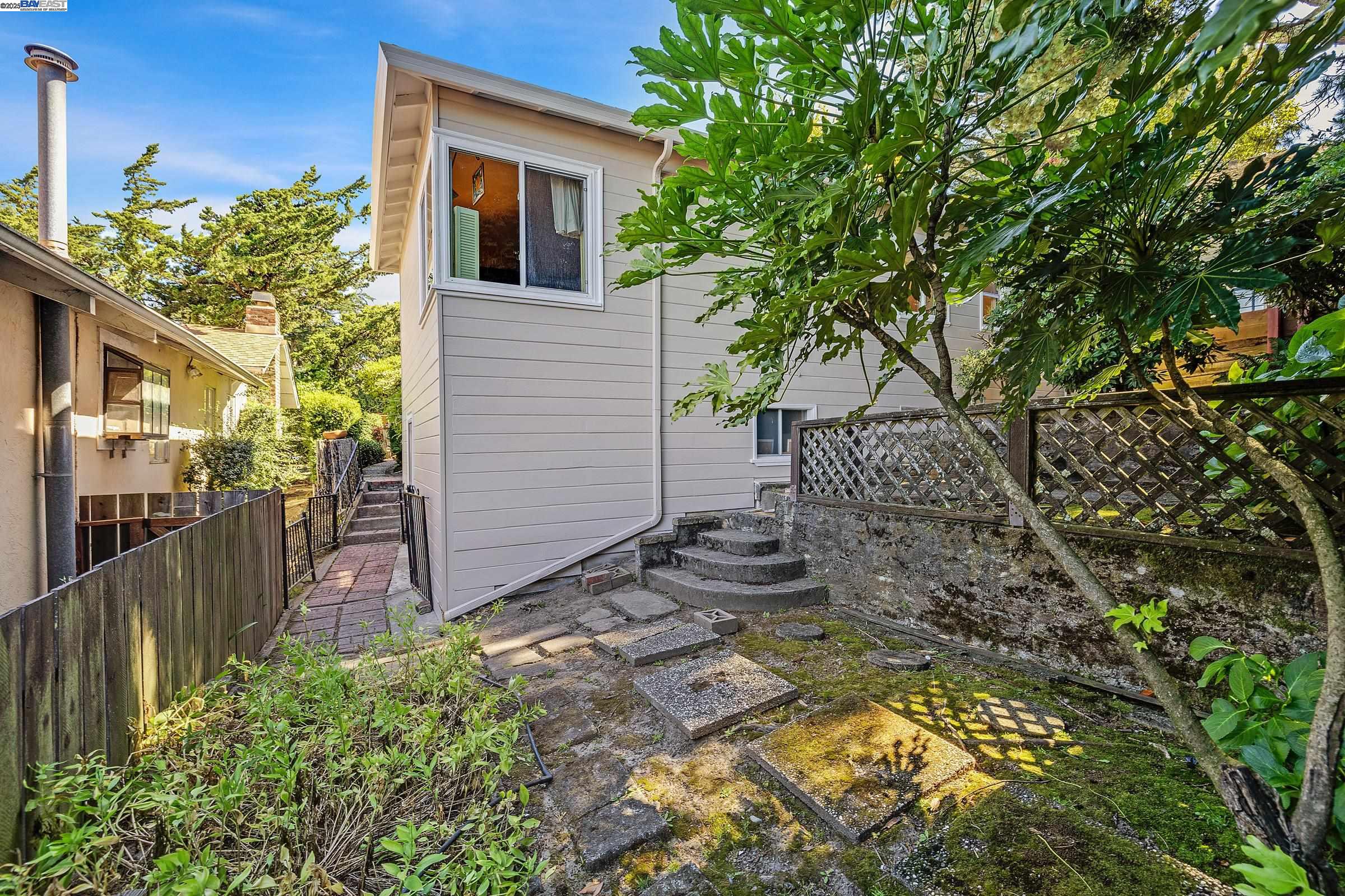 Detail Gallery Image 29 of 35 For 2863 Burton Dr, Oakland,  CA 94611 - 2 Beds | 1/1 Baths