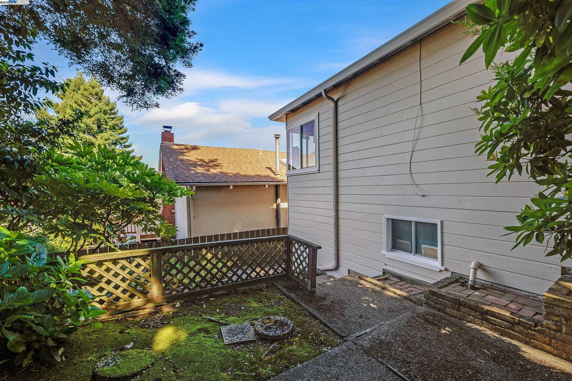 Detail Gallery Image 30 of 35 For 2863 Burton Dr, Oakland,  CA 94611 - 2 Beds | 1/1 Baths