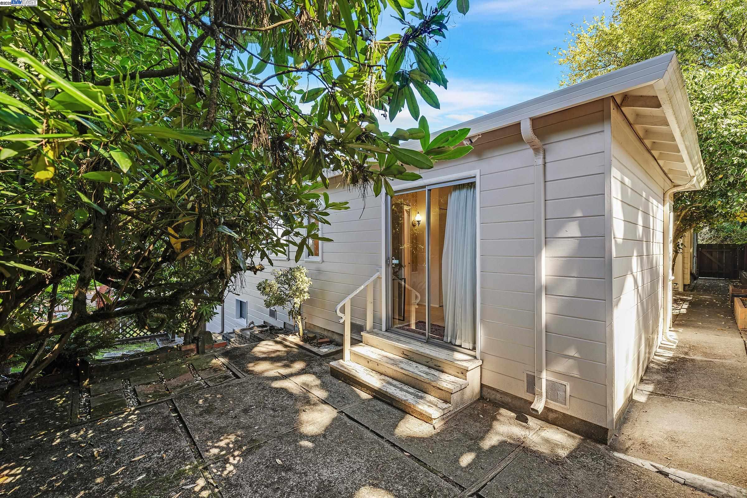 Detail Gallery Image 31 of 35 For 2863 Burton Dr, Oakland,  CA 94611 - 2 Beds | 1/1 Baths