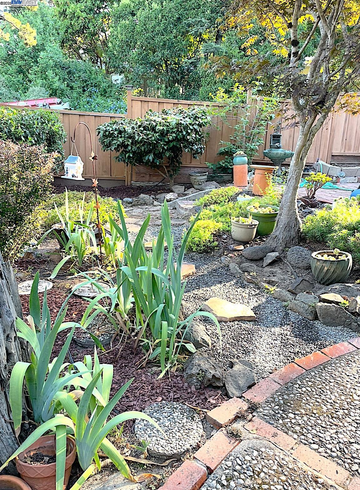 Detail Gallery Image 35 of 35 For 2863 Burton Dr, Oakland,  CA 94611 - 2 Beds | 1/1 Baths